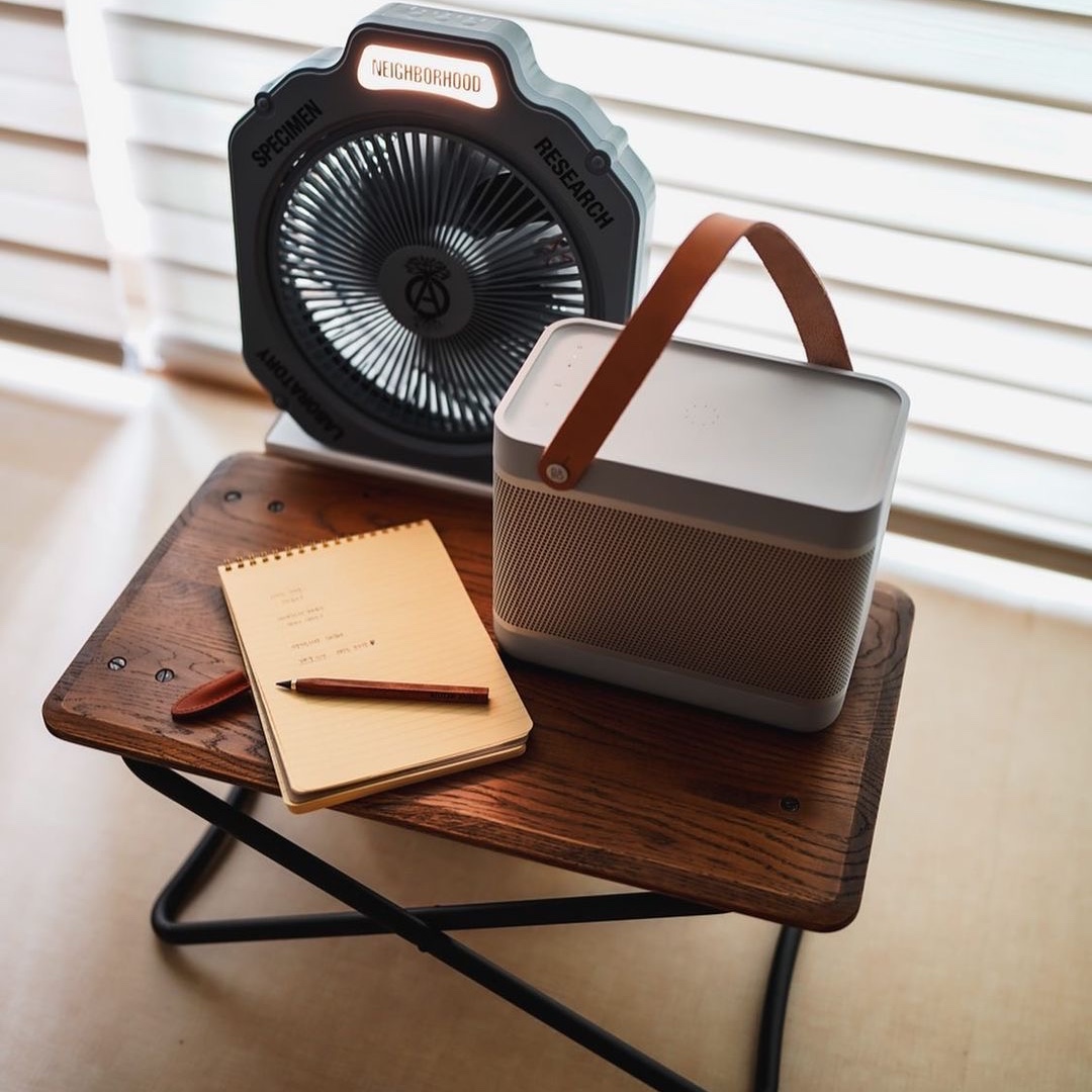 Bang & Olufsen Beolit 20 Grey Mist 착용 스타일