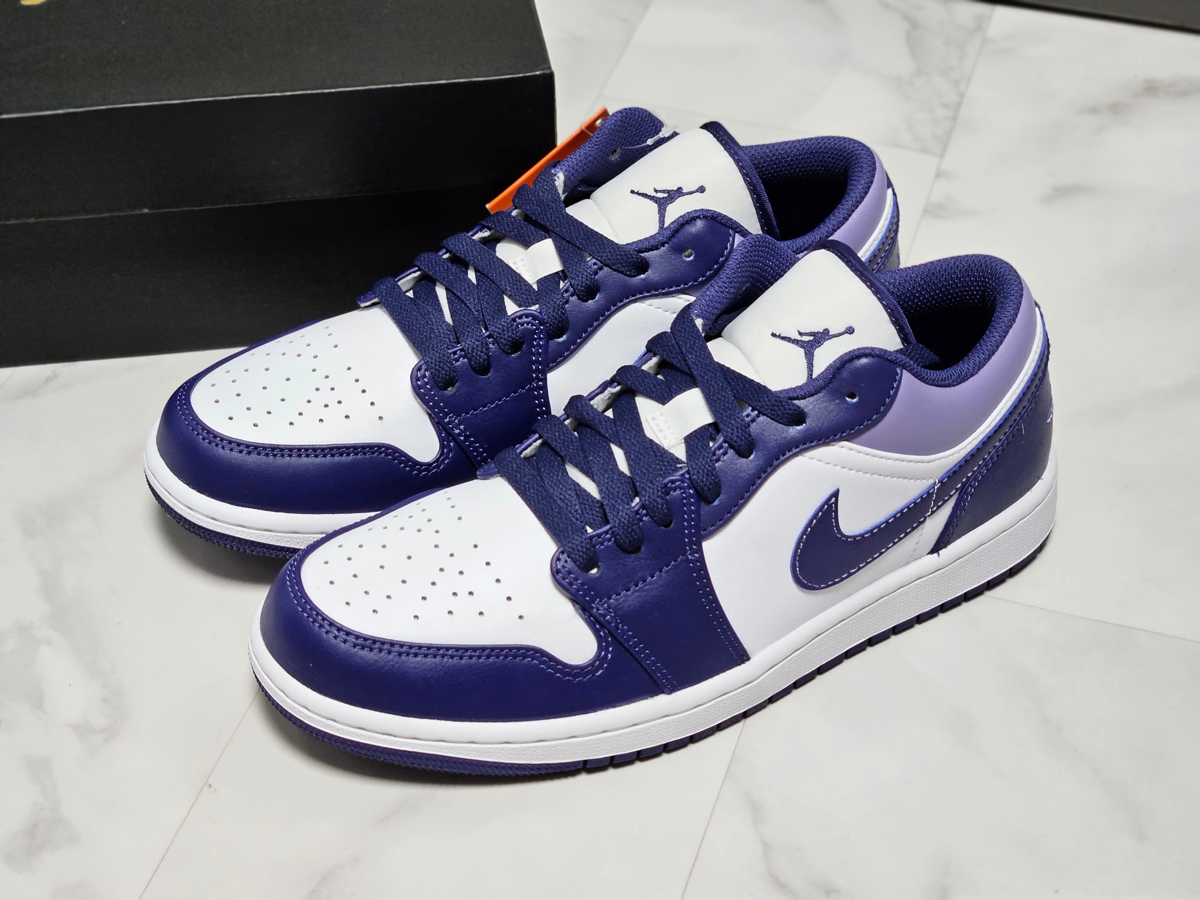 Jordan 1 Low Sky J Purple White 착용 스타일 - 4