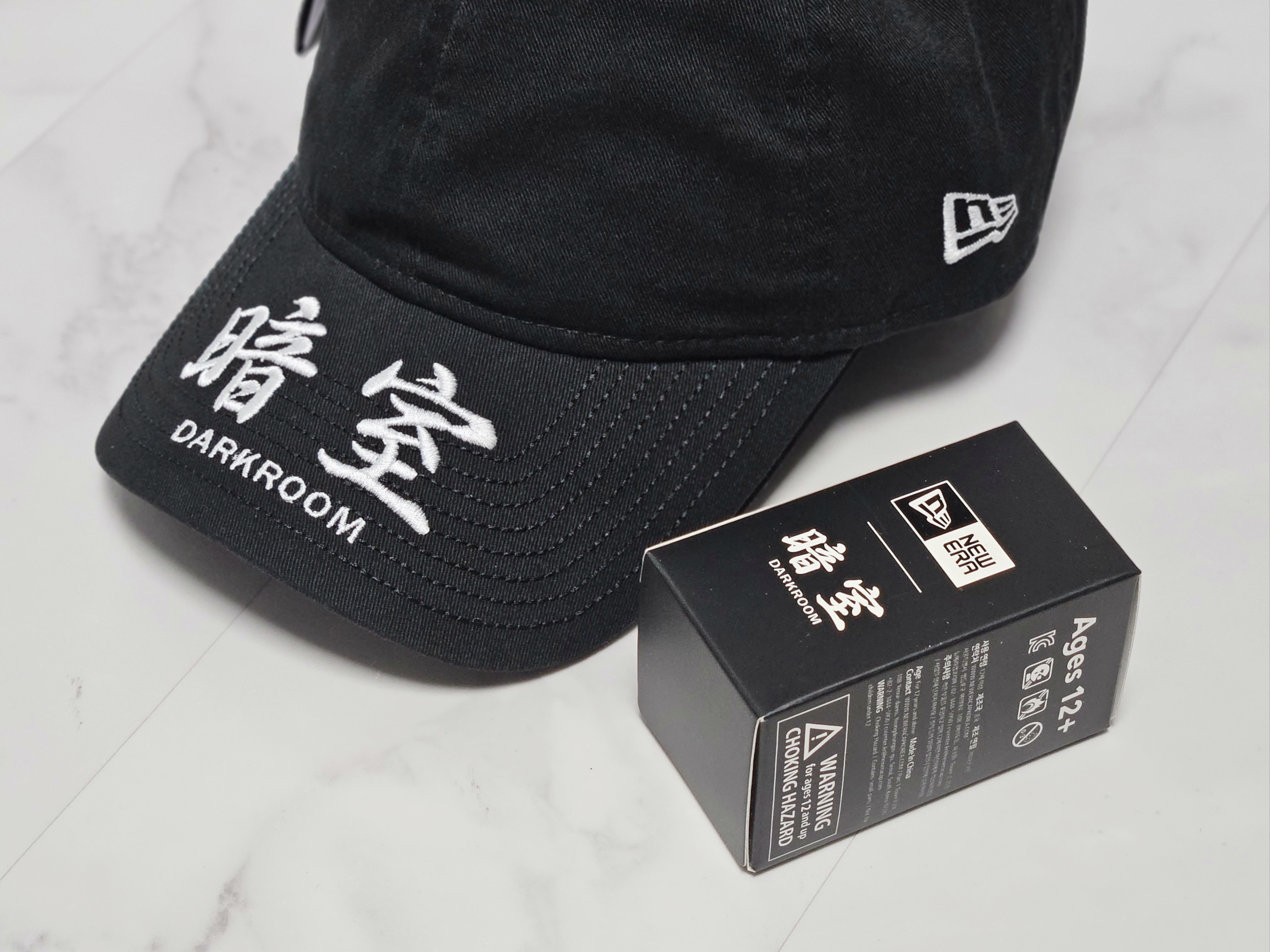 Darkr8m Studio x New Era FFALO Figure Black, Darkr8m Studio x New Era Unstructured Ball Cap Black 착용 스타일 - 3