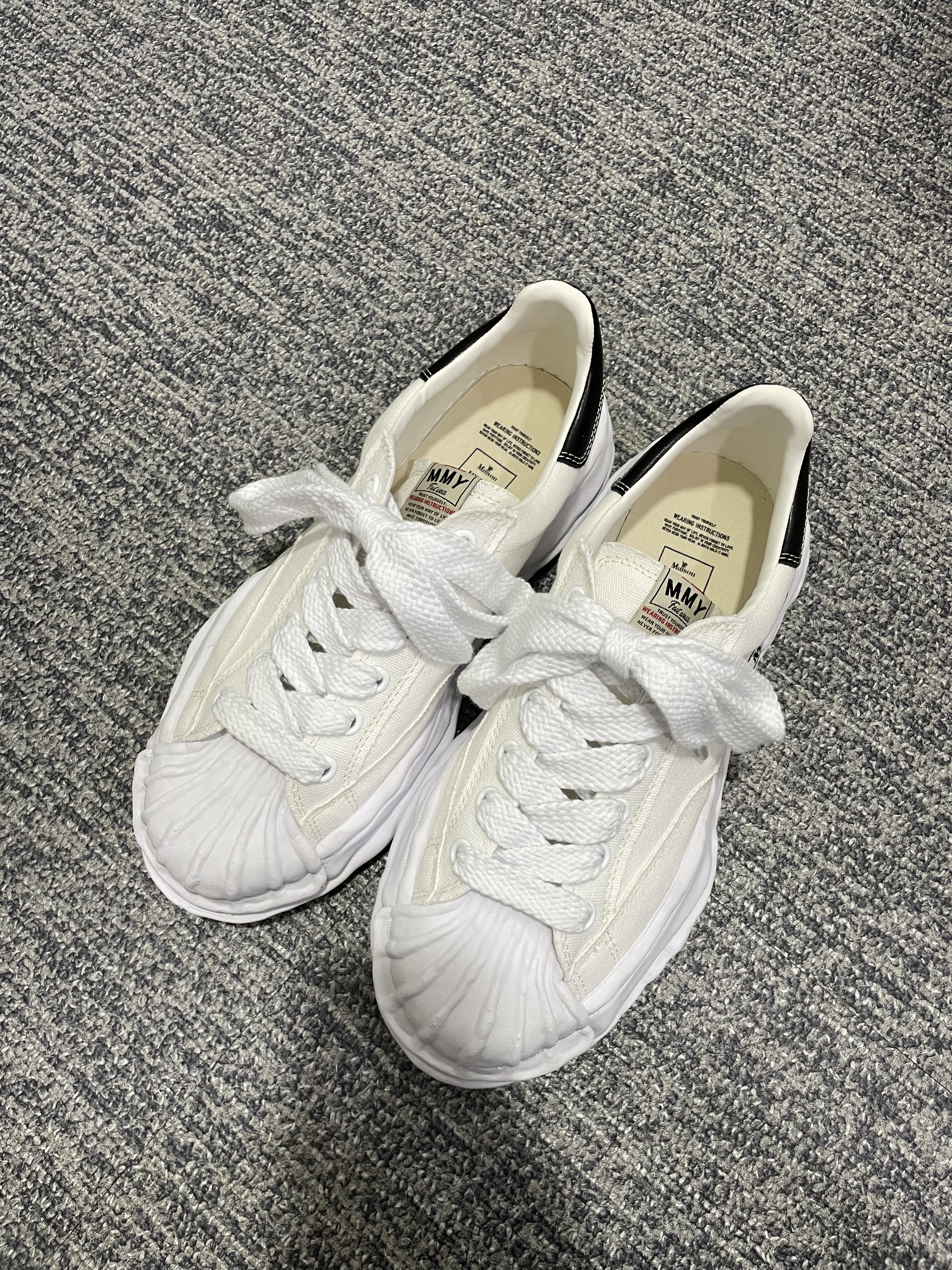 Maison Mihara Yasuhiro Blakey OG Sole Canvas Low-top Sneakers White 착용 스타일 - 2