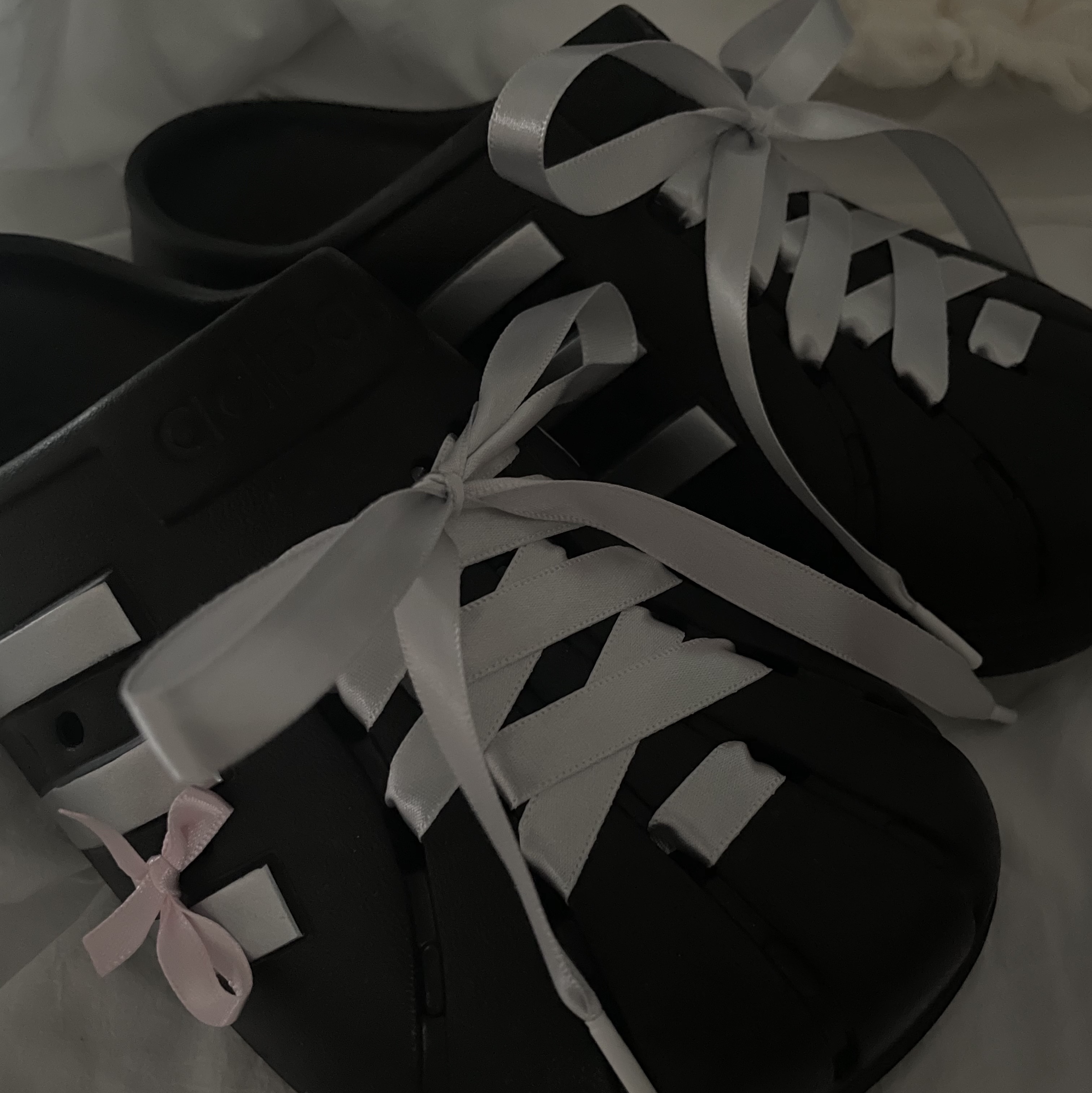 Adidas Adilette Clogs Core Black Silver Metallic 착용 스타일 - 2