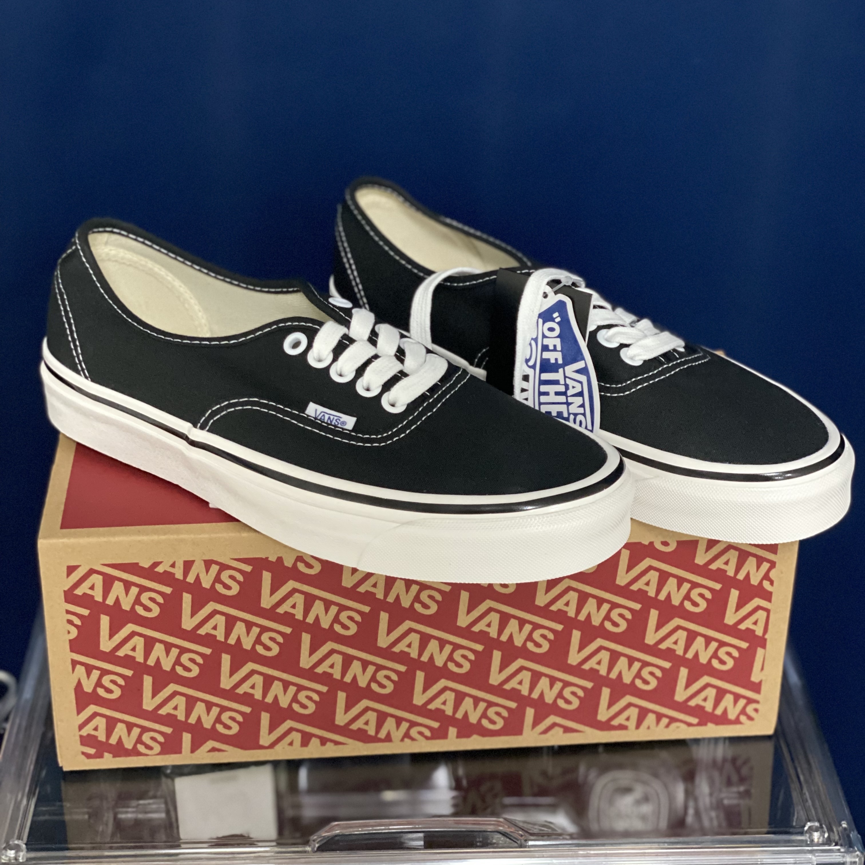 Vans Authentic 44 DX Anaheim Factory Black 착용 스타일