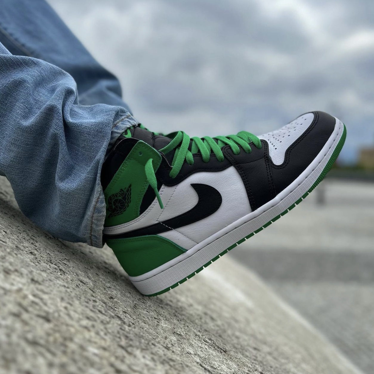 Jordan 1 Retro High OG Black and Lucky Green 착용 스타일 - 3