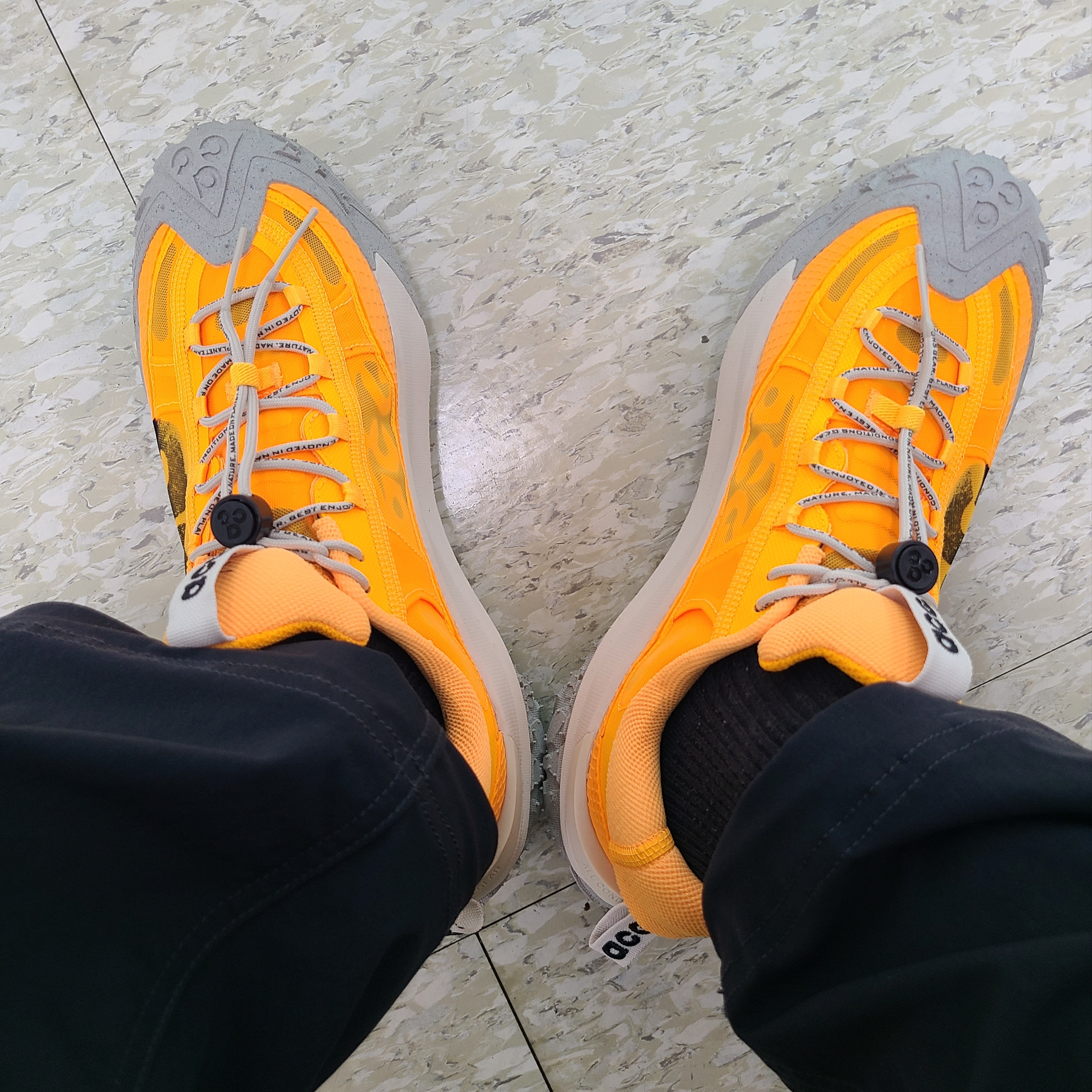 Nike ACG Mountain Fly 2 Low Laser Orange, Nike ACG Smith Summit Cargo Pants Black - Asia 착용 스타일 - 2