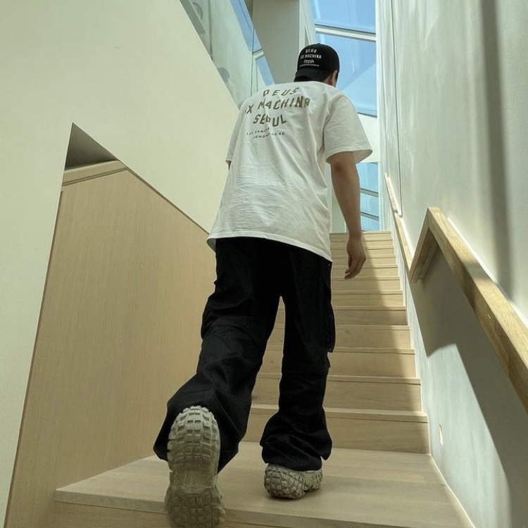 [KREAM 단독] OMO Detachable Nylon Cargo Pants Black 착용 스타일 - 2