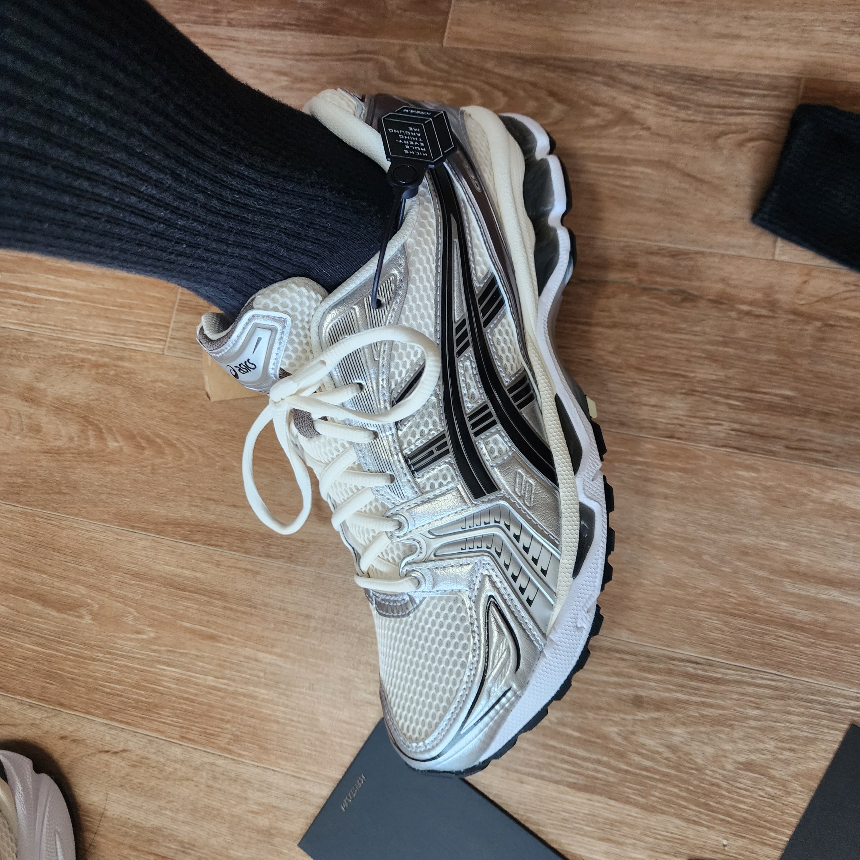 Asics Gel-Kayano 14 Cream Black 착용 스타일 - 1