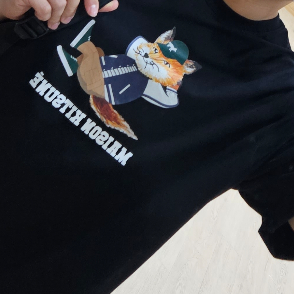 Maison Kitsune Dressed Fox Easy T-Shirt Black 착용 스타일