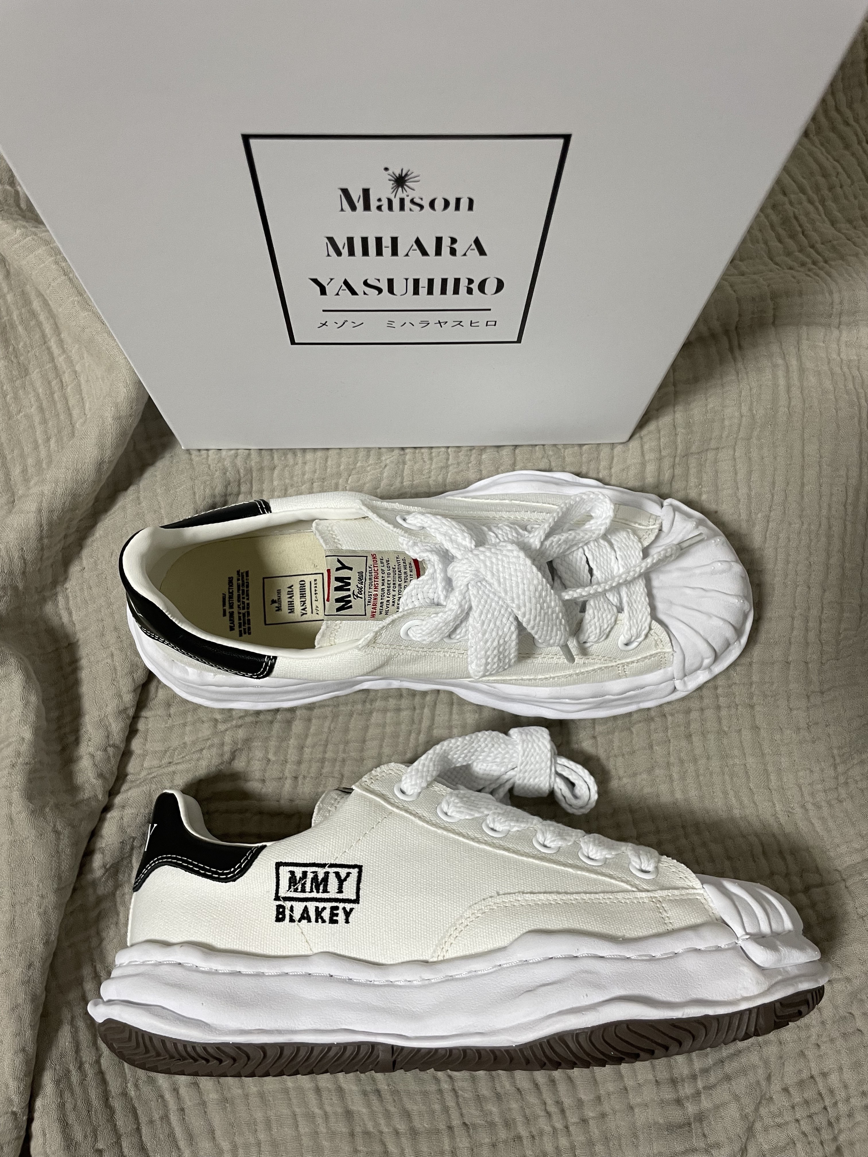 Maison Mihara Yasuhiro Blakey OG Sole Canvas Low-top Sneakers White 착용 스타일 - 1