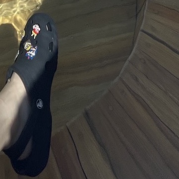 Crocs Classic Clog Black 착용 스타일
