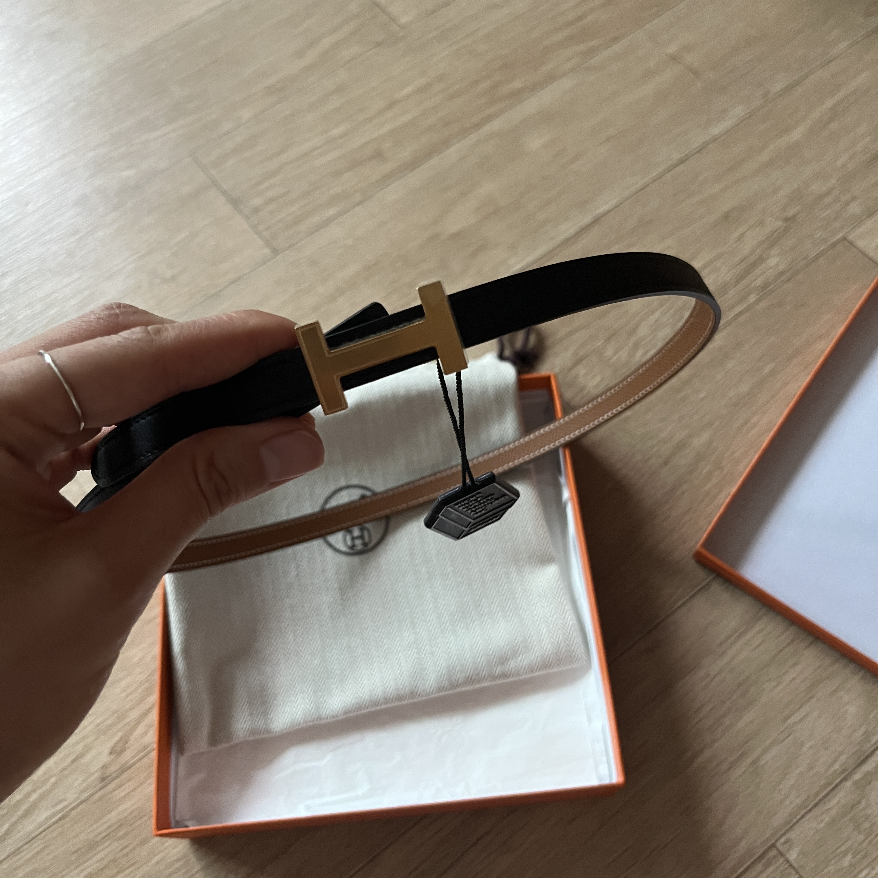 (W) Hermes Focus Belt Buckle & Reversible Leather Strap Swift Epsom 13mm & Gold Noir Gold 착용 스타일 - 1