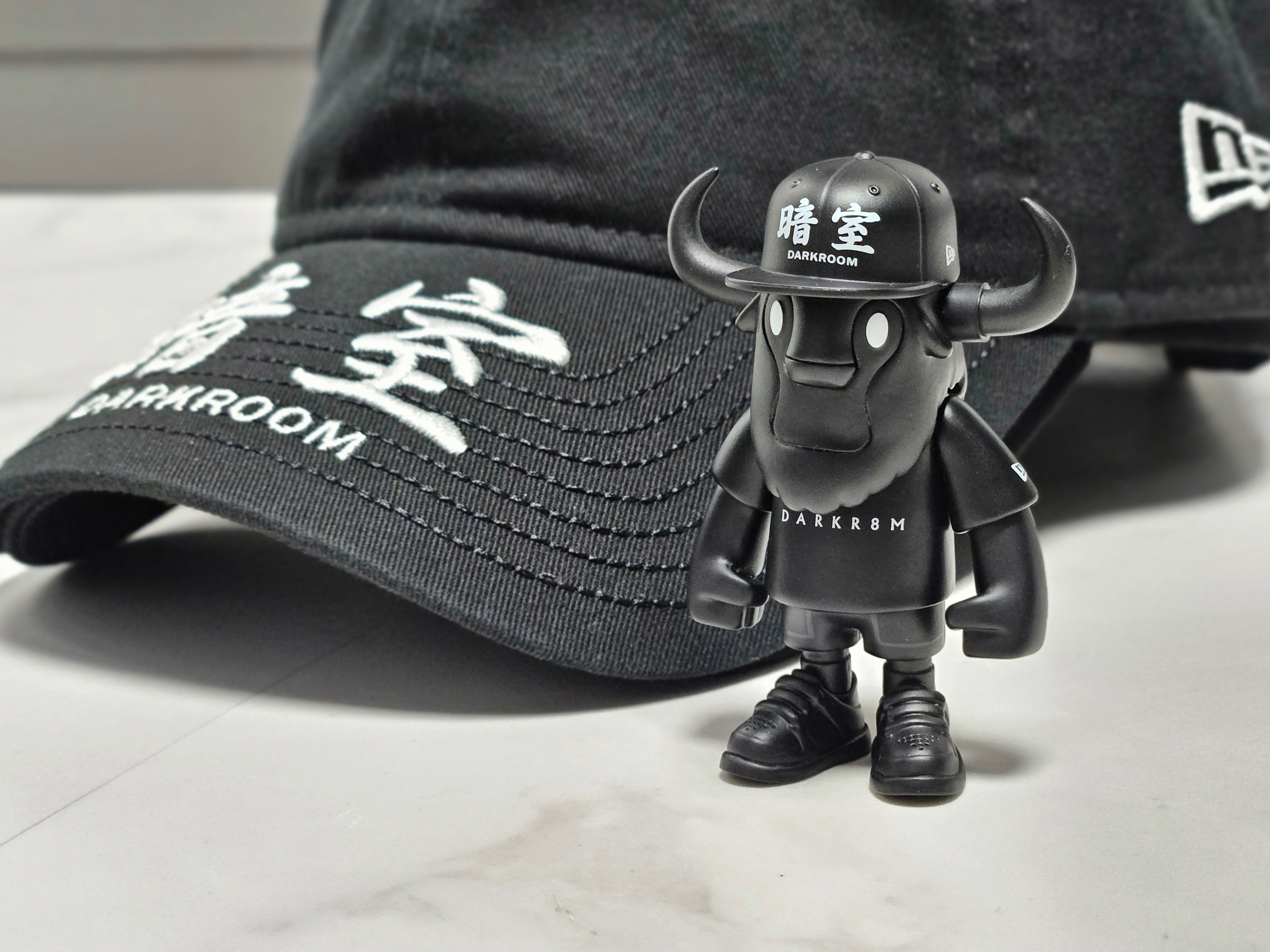 Darkr8m Studio x New Era FFALO Figure Black, Darkr8m Studio x New Era Unstructured Ball Cap Black 착용 스타일 - 1