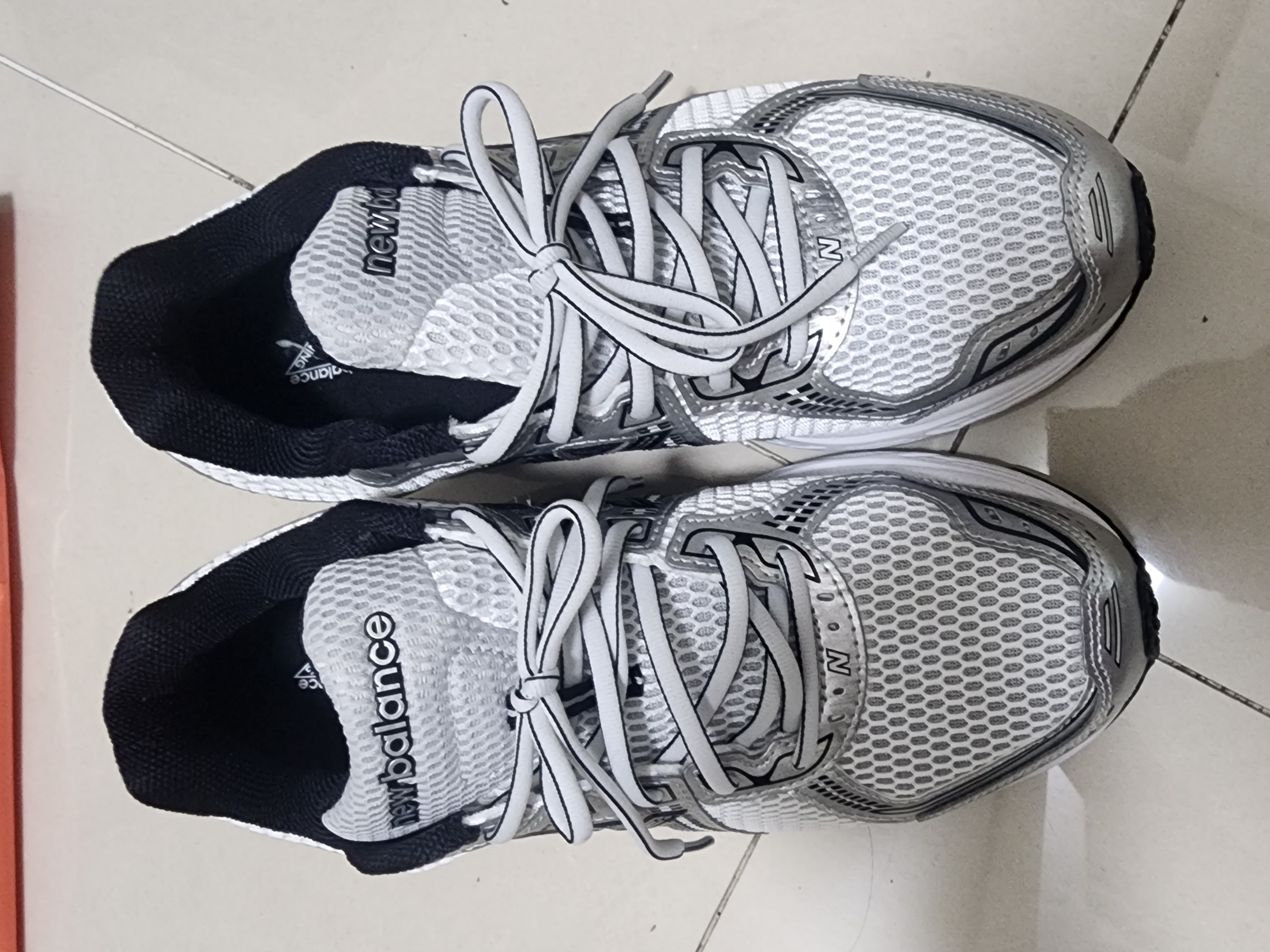 New Balance 860v2 White Black 착용 스타일