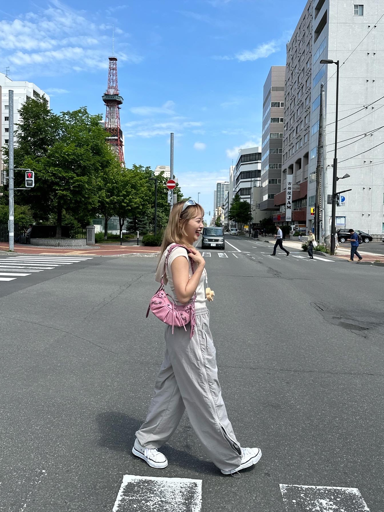 Balenciaga Le Cagole XS Shoulder Bag with Rhinestones Pink, Balenciaga Swift Oval Sunglasses Silver 착용 스타일 - 3