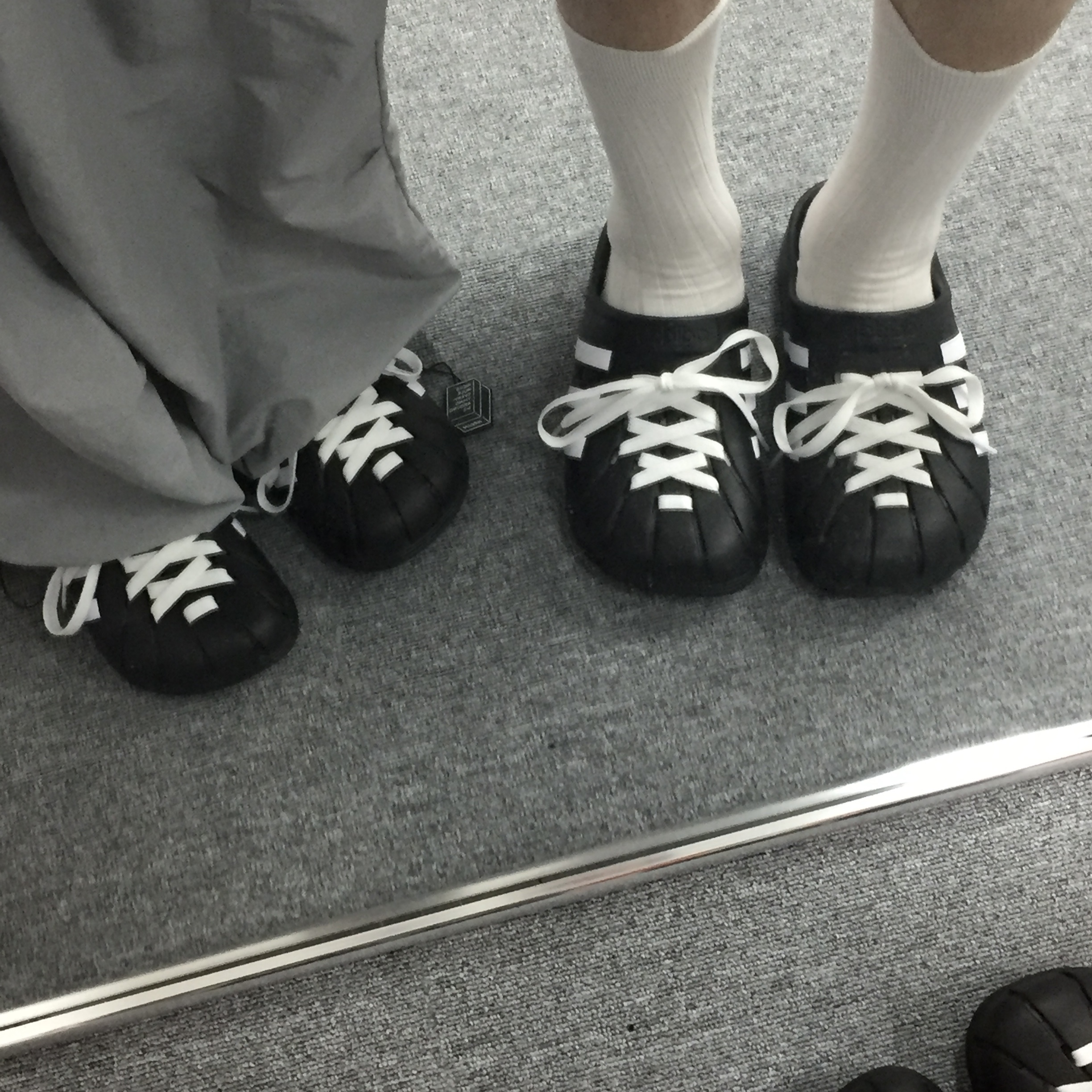 Adidas Adilette Clog Black White 착용 스타일 - 1