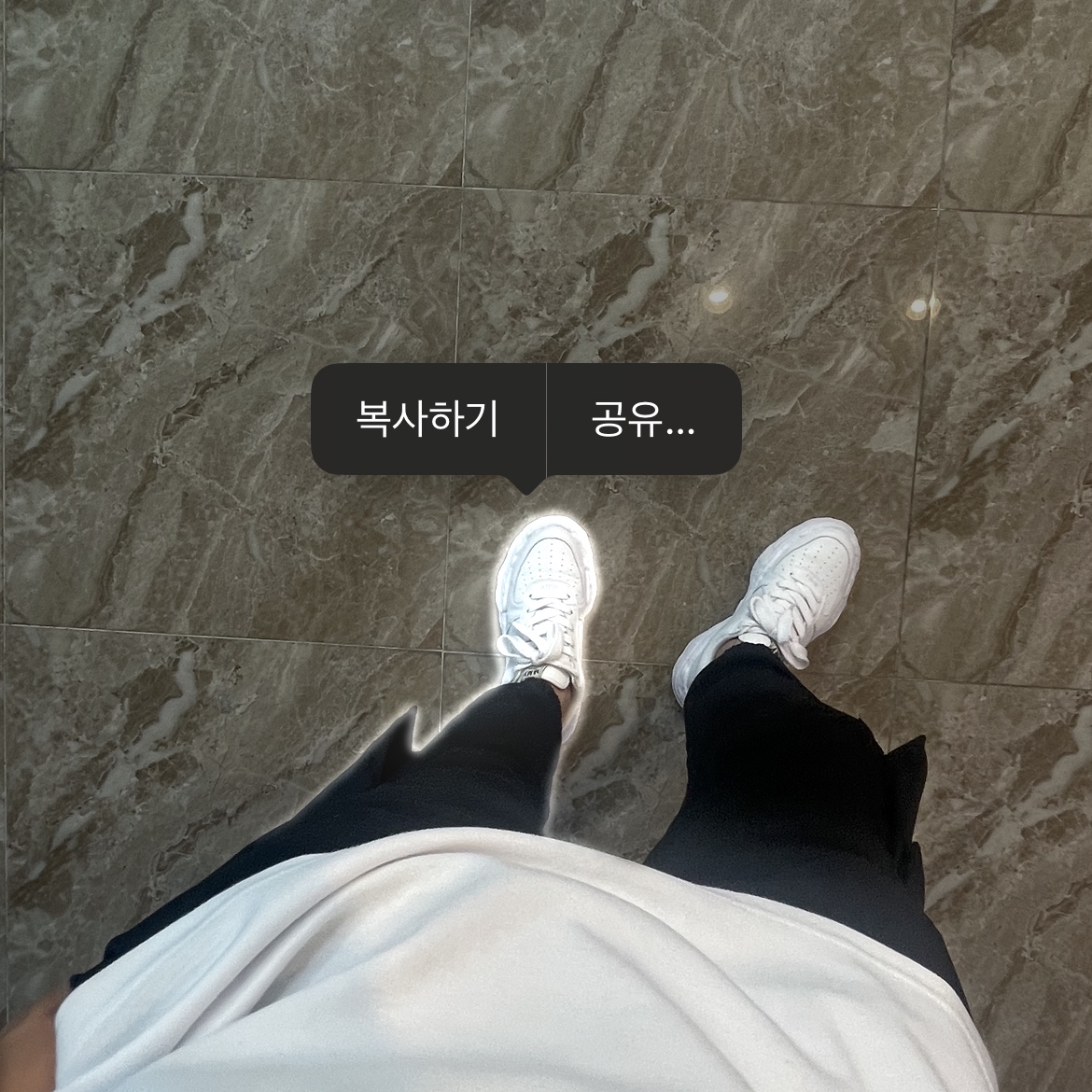 Maison Mihara Yasuhiro Wayne OG Sole Leather Low-top Sneakers White 착용 스타일 - 2