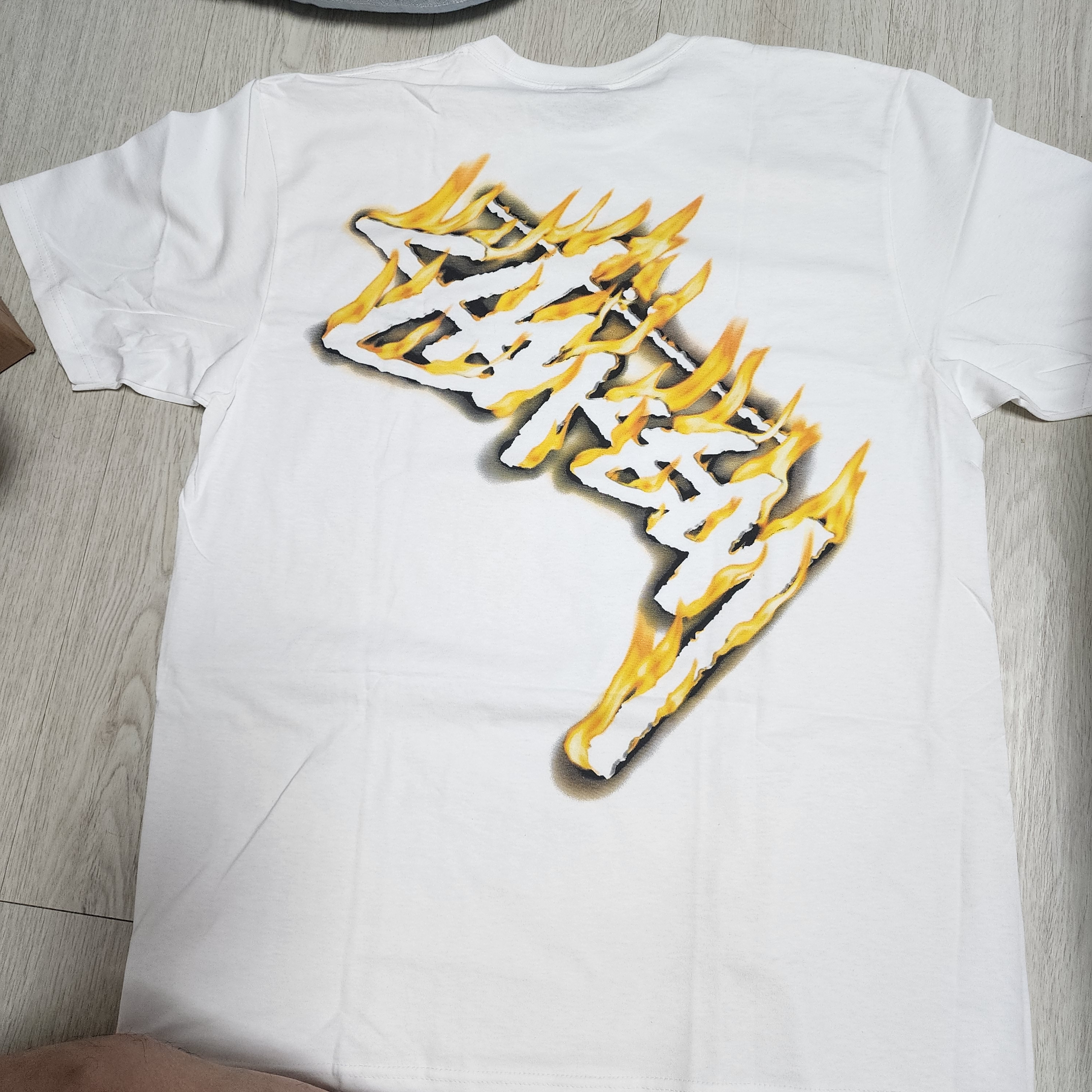 Stussy Burning Stock T-Shirt White 착용 스타일 - 3