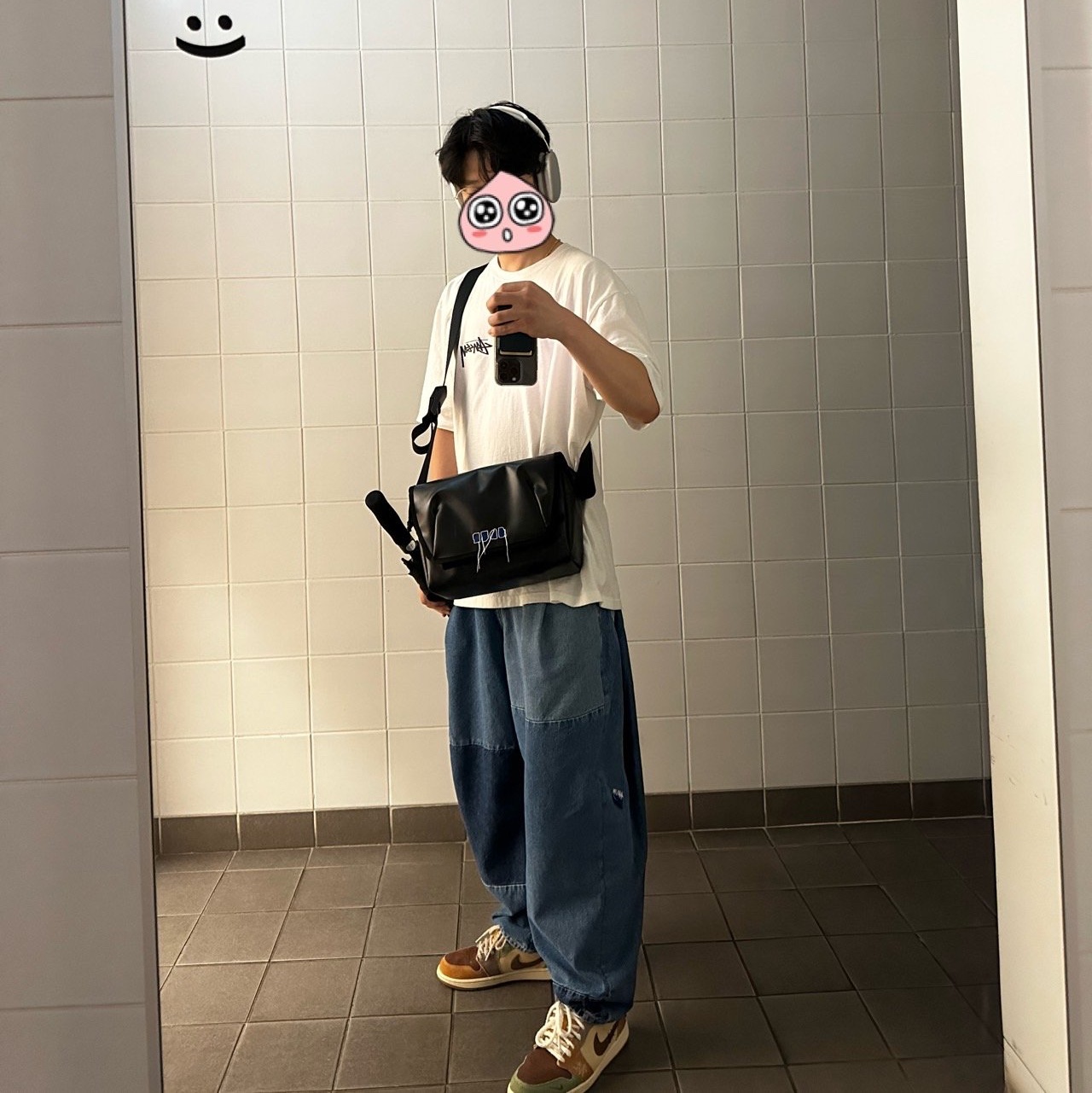 Ader Error Trace Admore Crossbody Bag Black, Stussy Plush T-Shirt White 착용 스타일