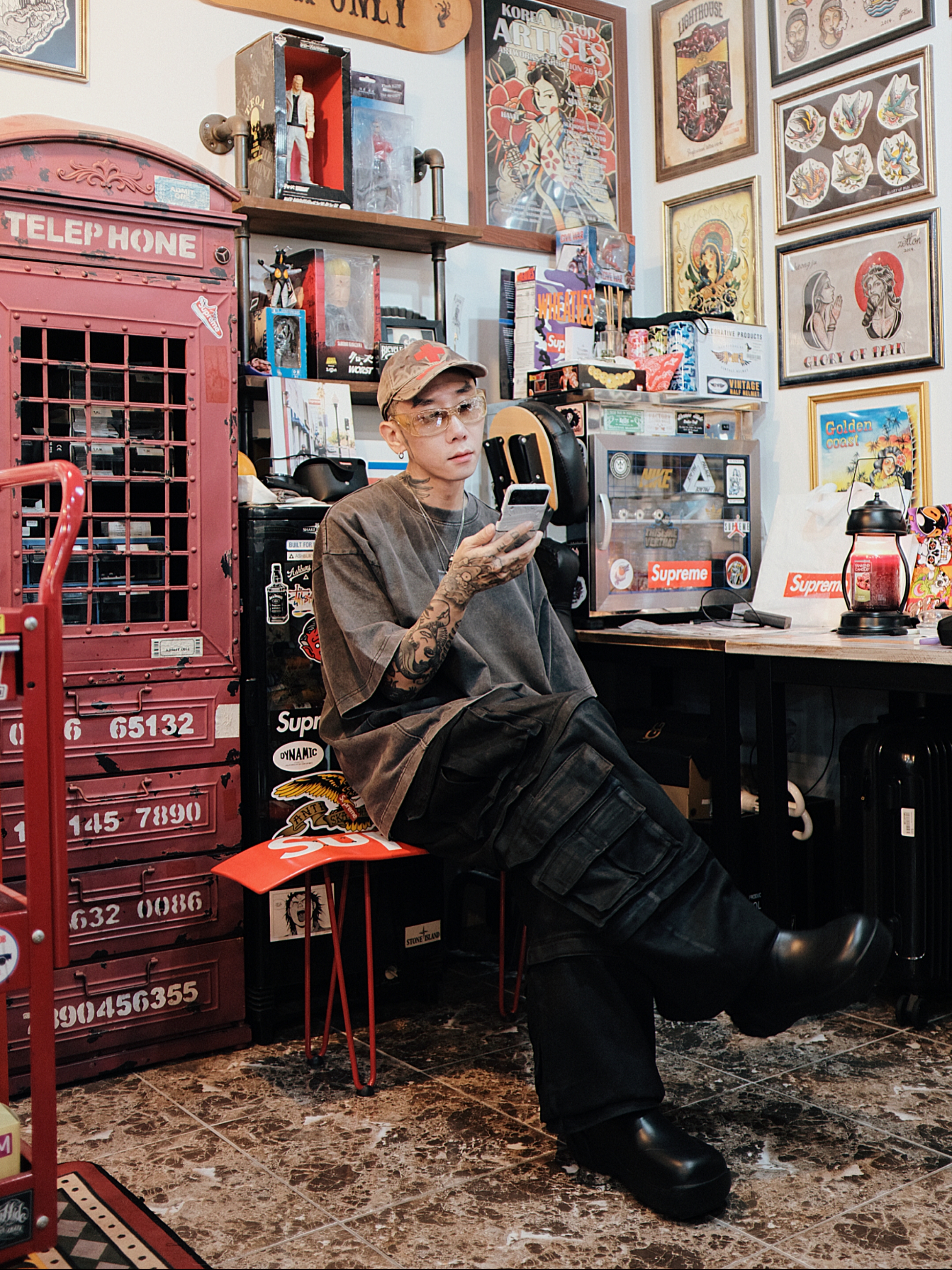 Project G/R Oversized Convertible Cargo Pants Coated Black, Project G/R Red Cross Donate Cap Washed Brown 착용 스타일