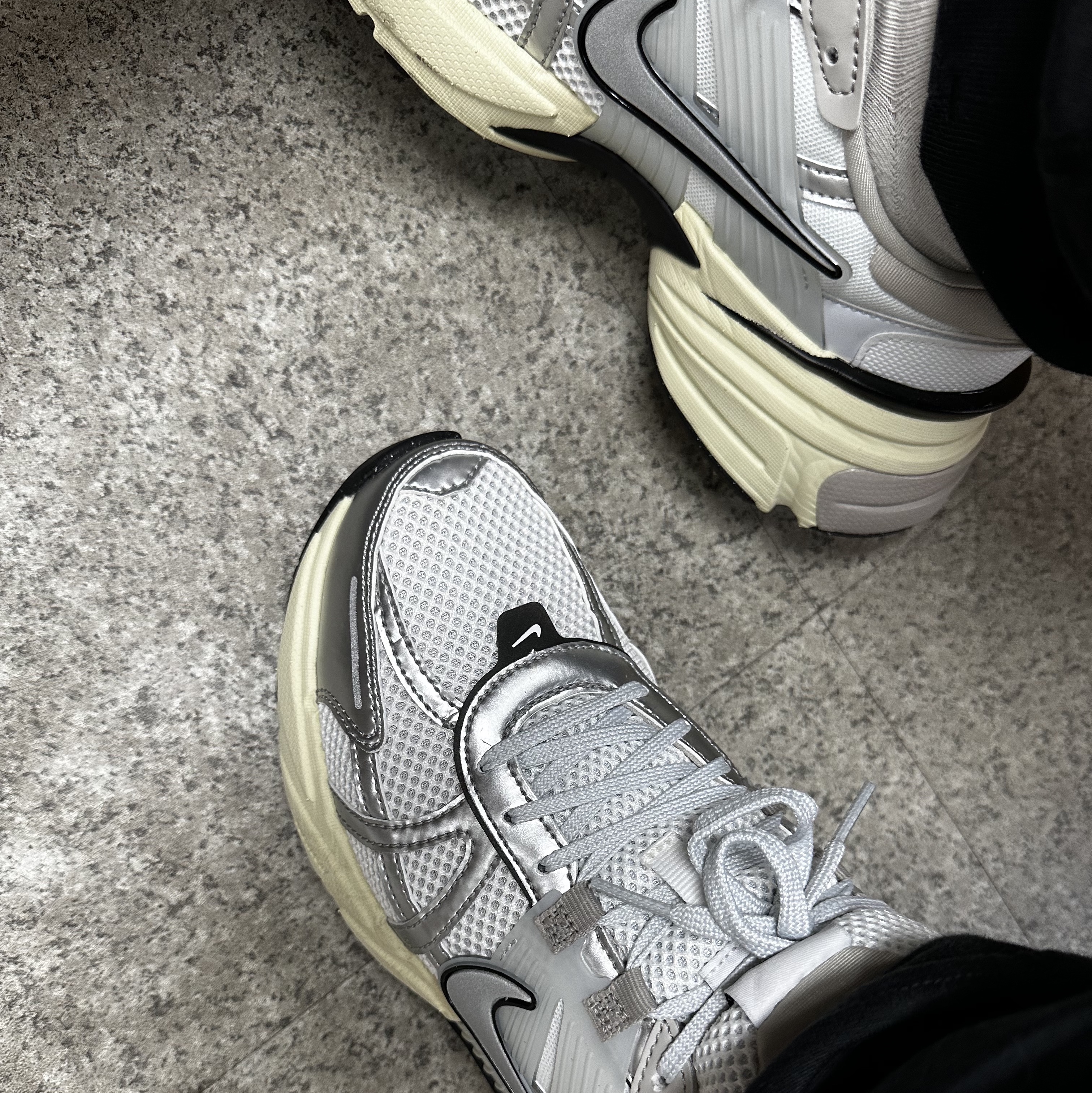 Nike V2K Run Summit White Metallic Silver, Stone Island 64520 Cotton Fleece Sweatpants Black - 22FW 착용 스타일
