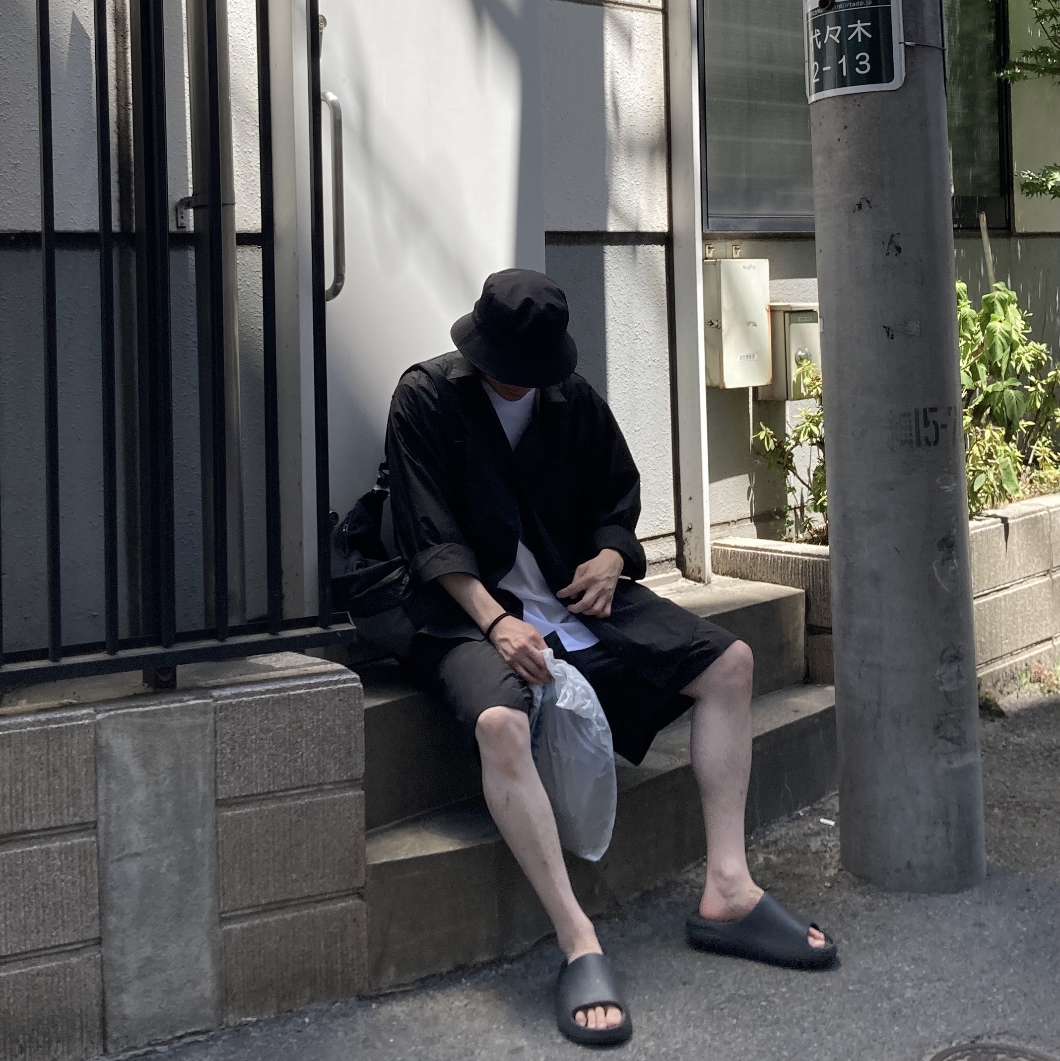 Adidas Yeezy Slide Onyx 착용 스타일 - 2