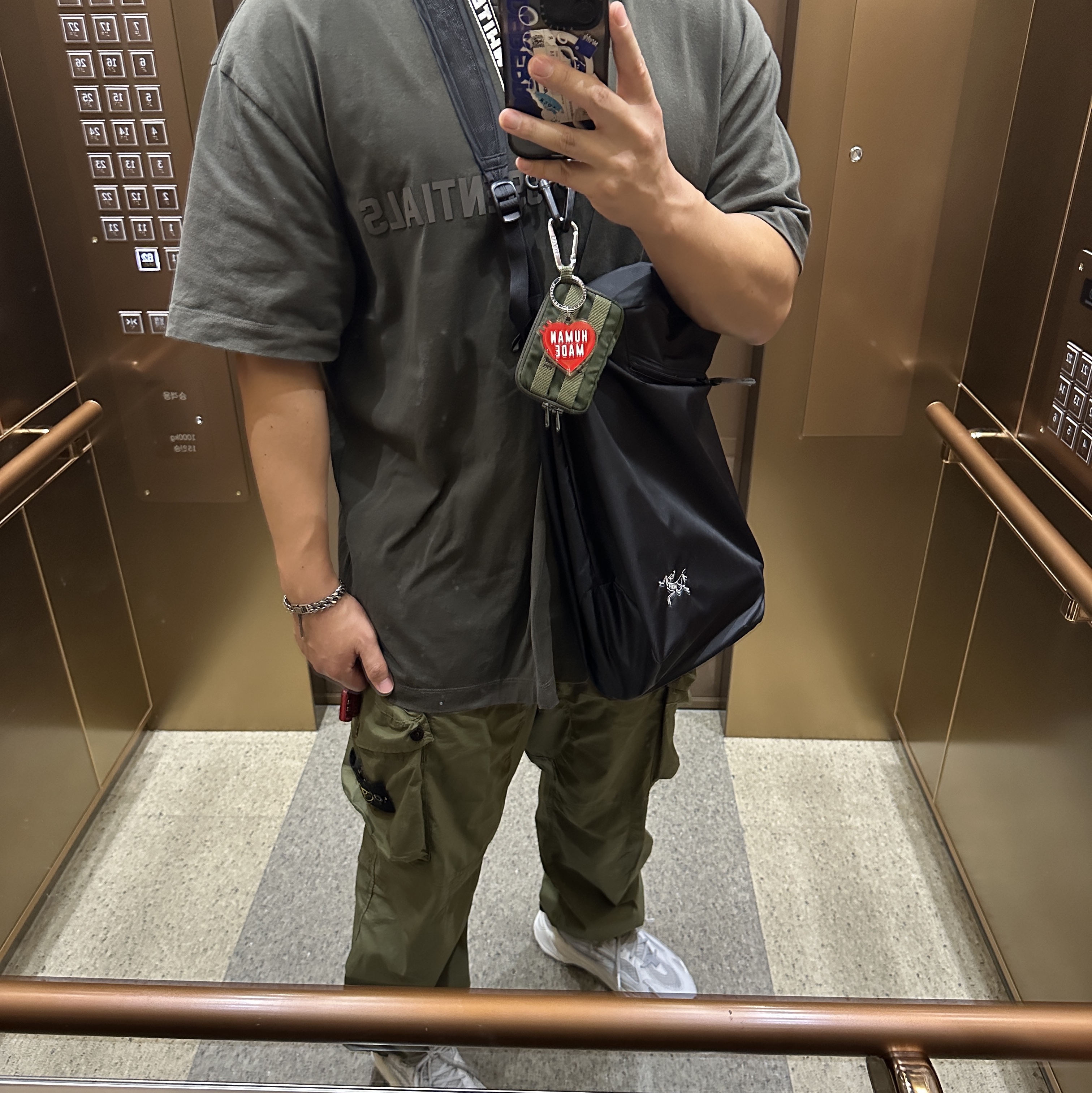 Arc'teryx Heliad 12 Tote Black, Adidas Yeezy Boost 700 V2 Static 2022 착용 스타일