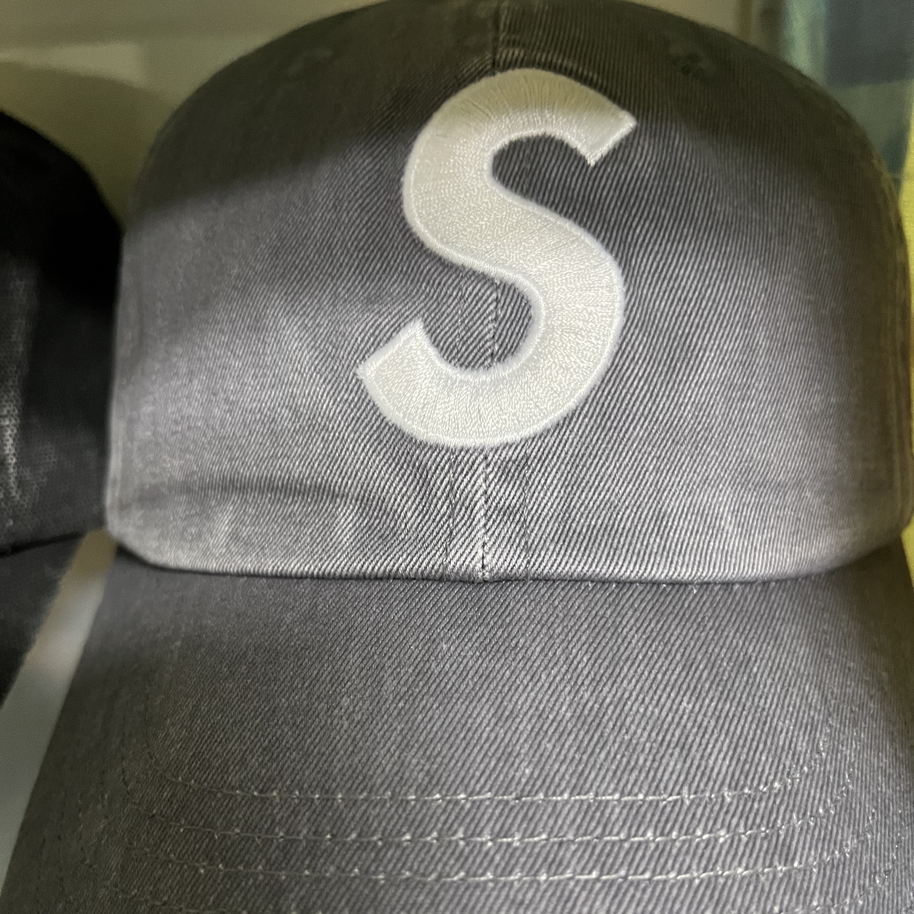 Supreme Pigment Print S Logo 6-Panel Grey - 22FW 착용 스타일