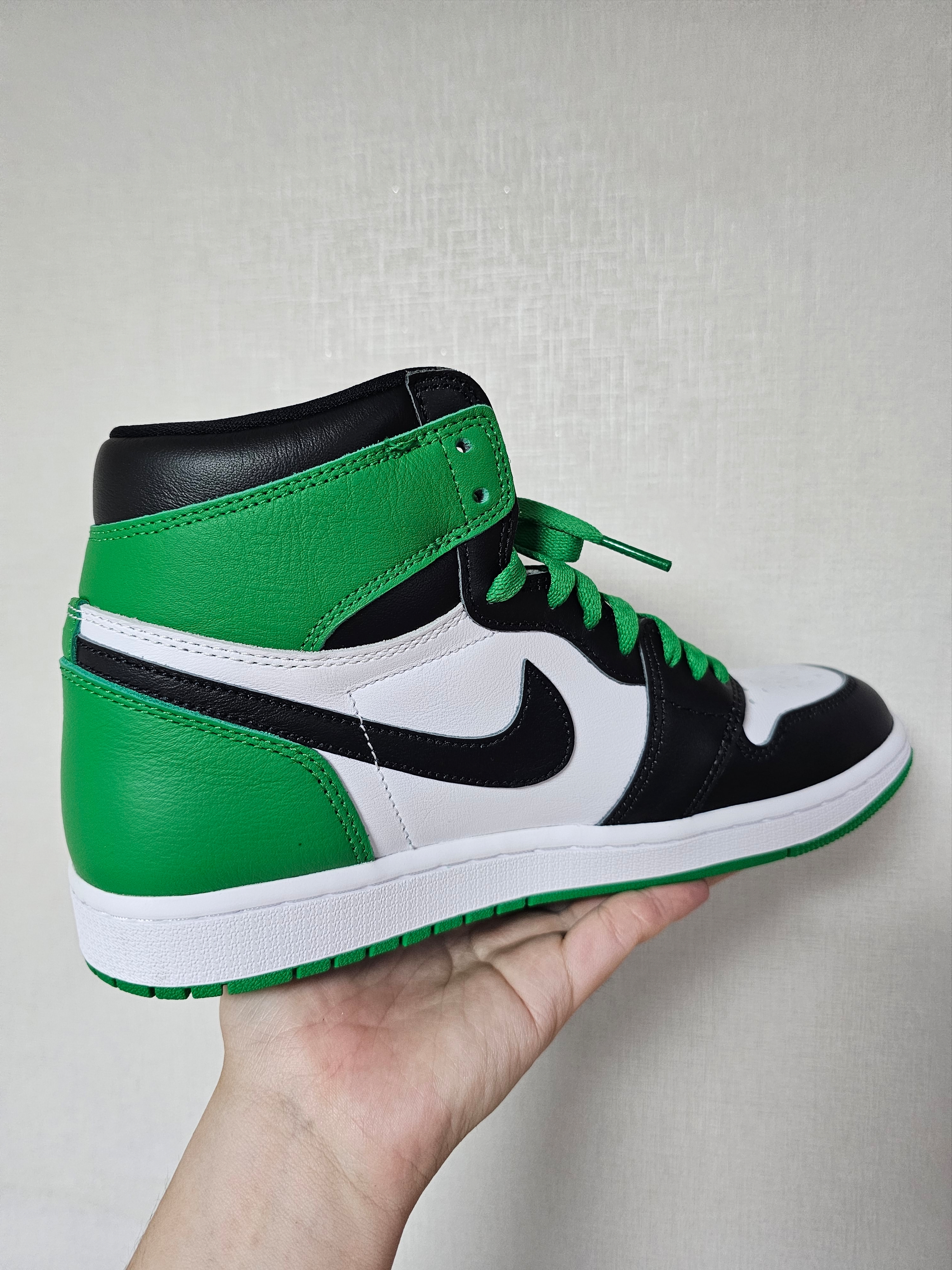 Jordan 1 Retro High OG Black and Lucky Green 착용 스타일 - 2