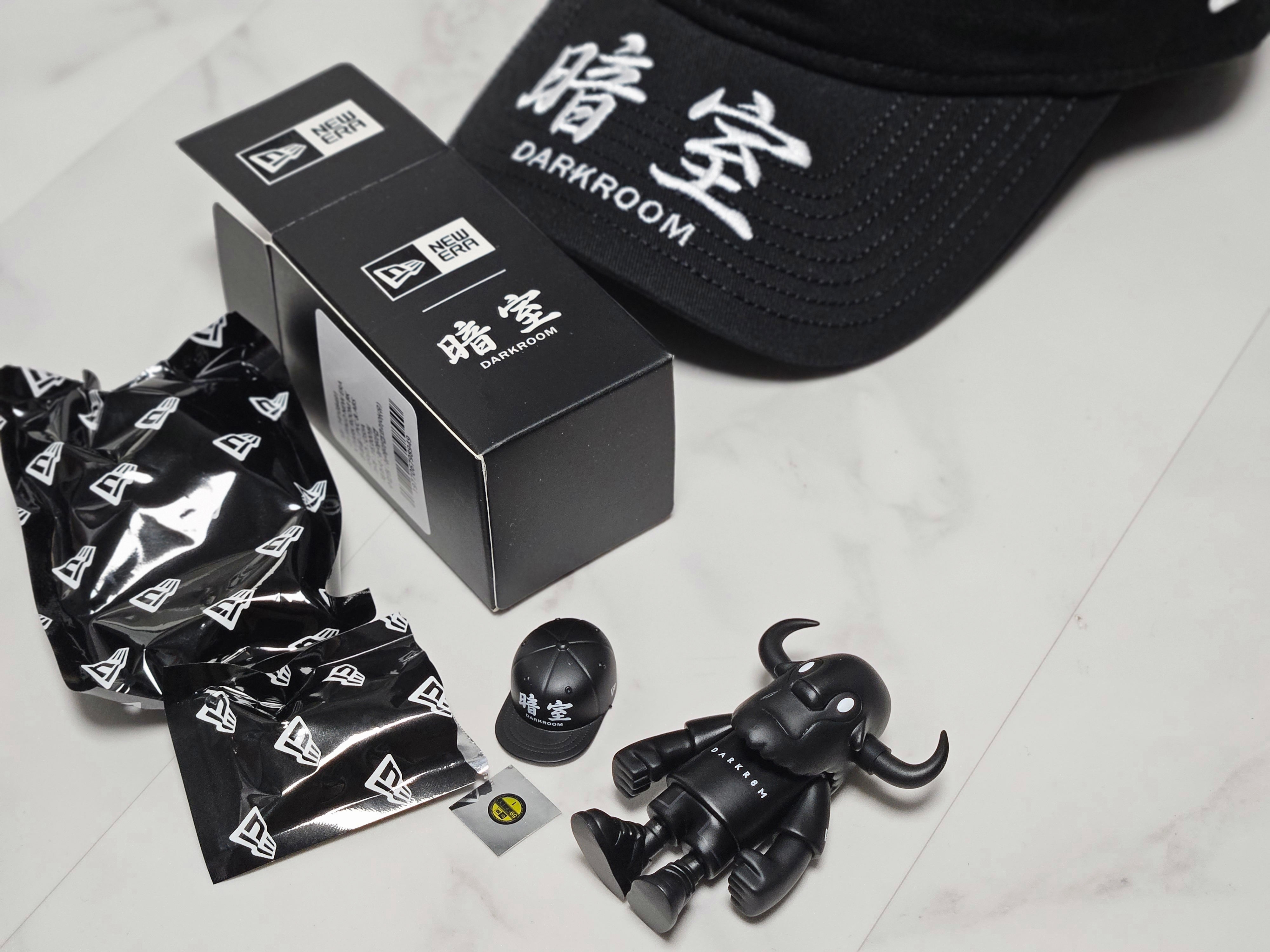 Darkr8m Studio x New Era FFALO Figure Black, Darkr8m Studio x New Era Unstructured Ball Cap Black 착용 스타일 - 2