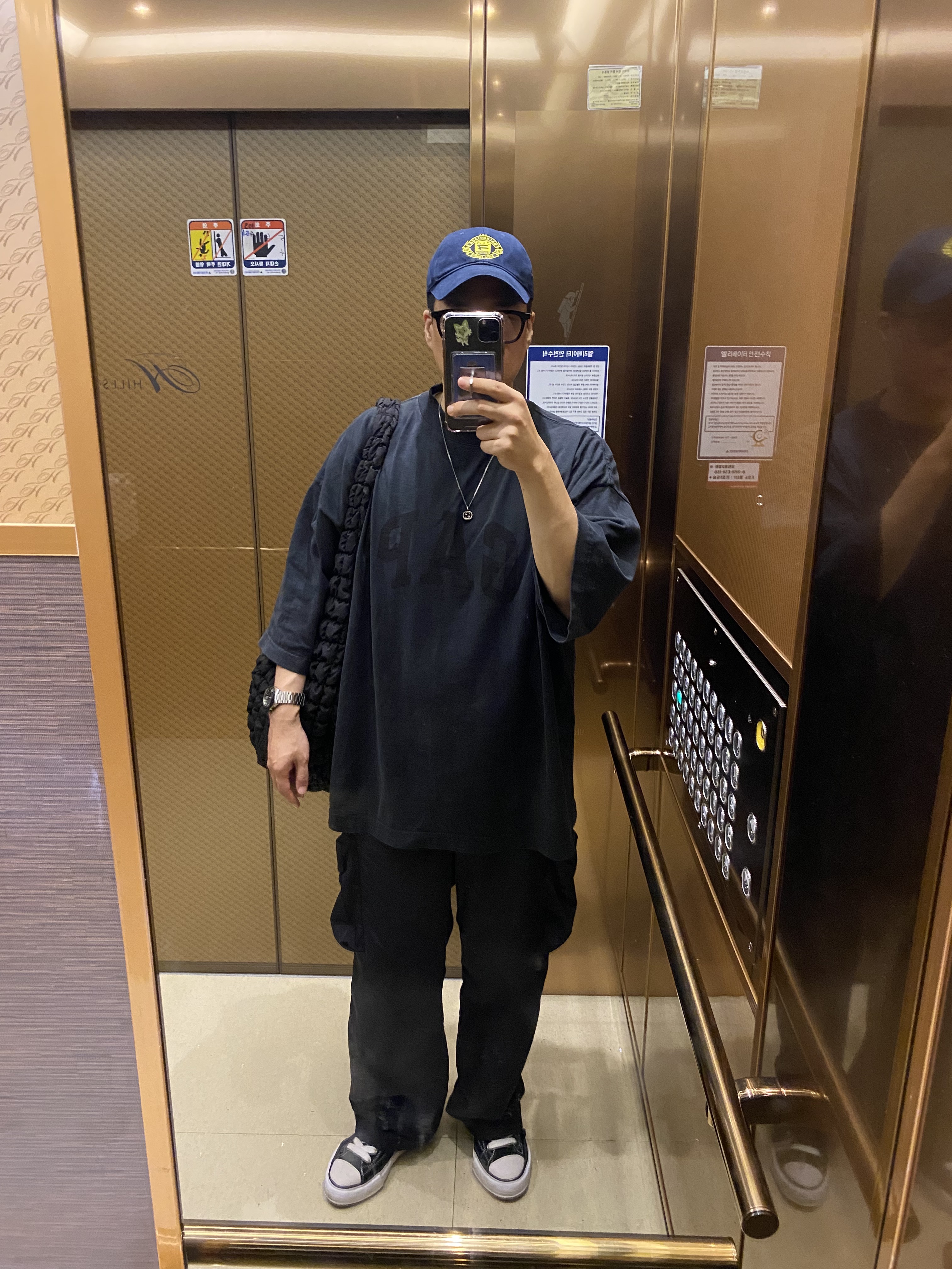 Yeezy Gap Engineered By Balenciaga Dove 3/4 Sleeve T-Shirt Washed Black, Maison Mihara Yasuhiro Peterson OG Sole Canvas Low Sneakers Black 착용 스타일 - 1