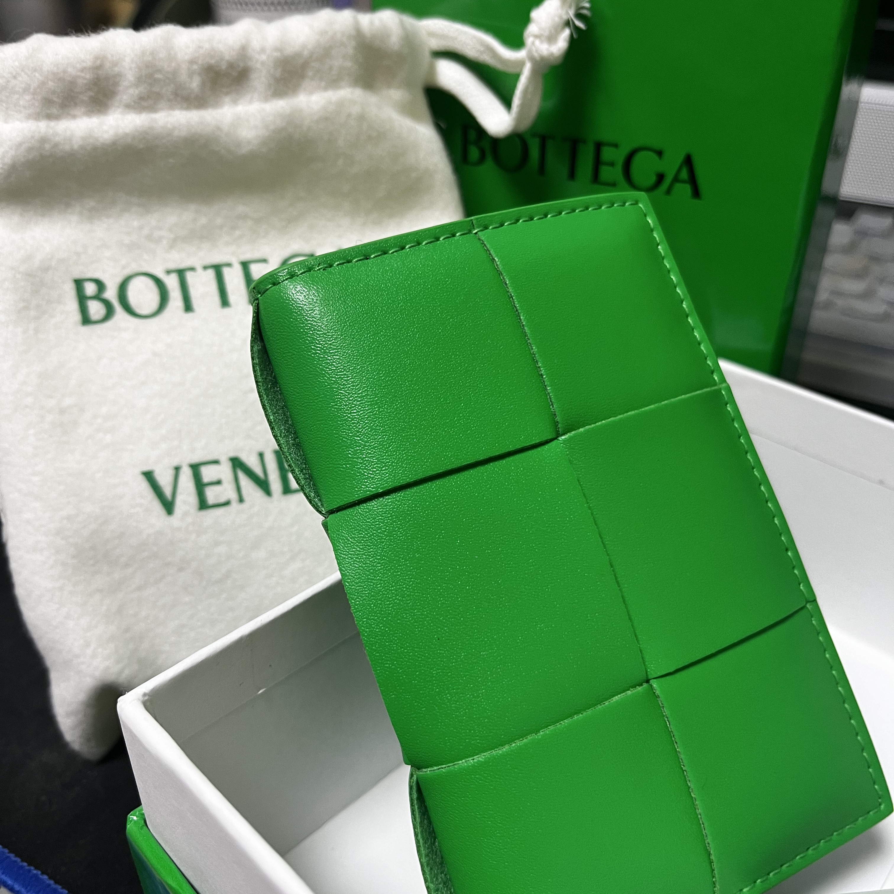 Bottega Veneta Flap Card Case Parakeet 착용 스타일