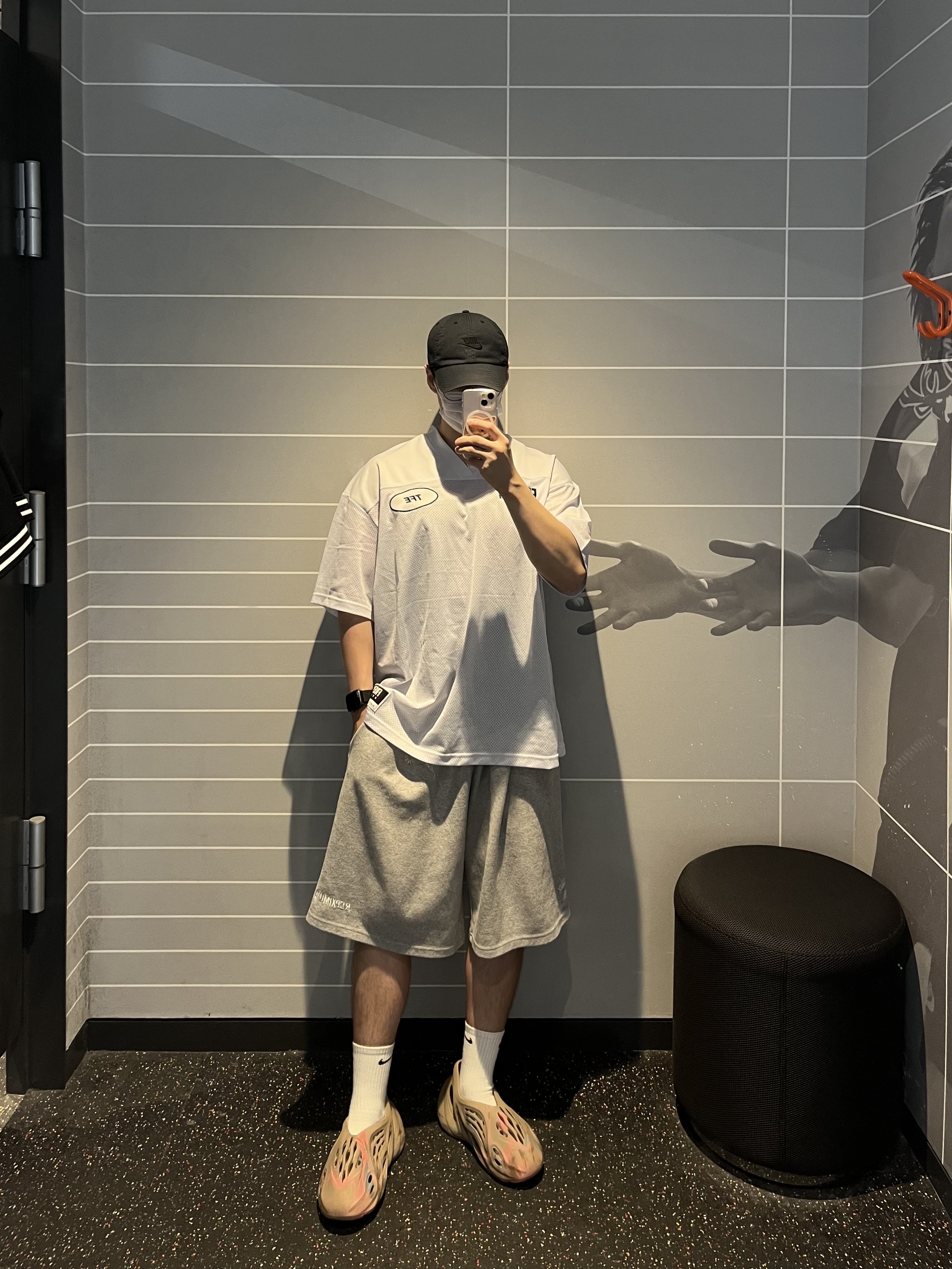 Adidas Yeezy Foam RNNR MX Sand Grey 착용 스타일