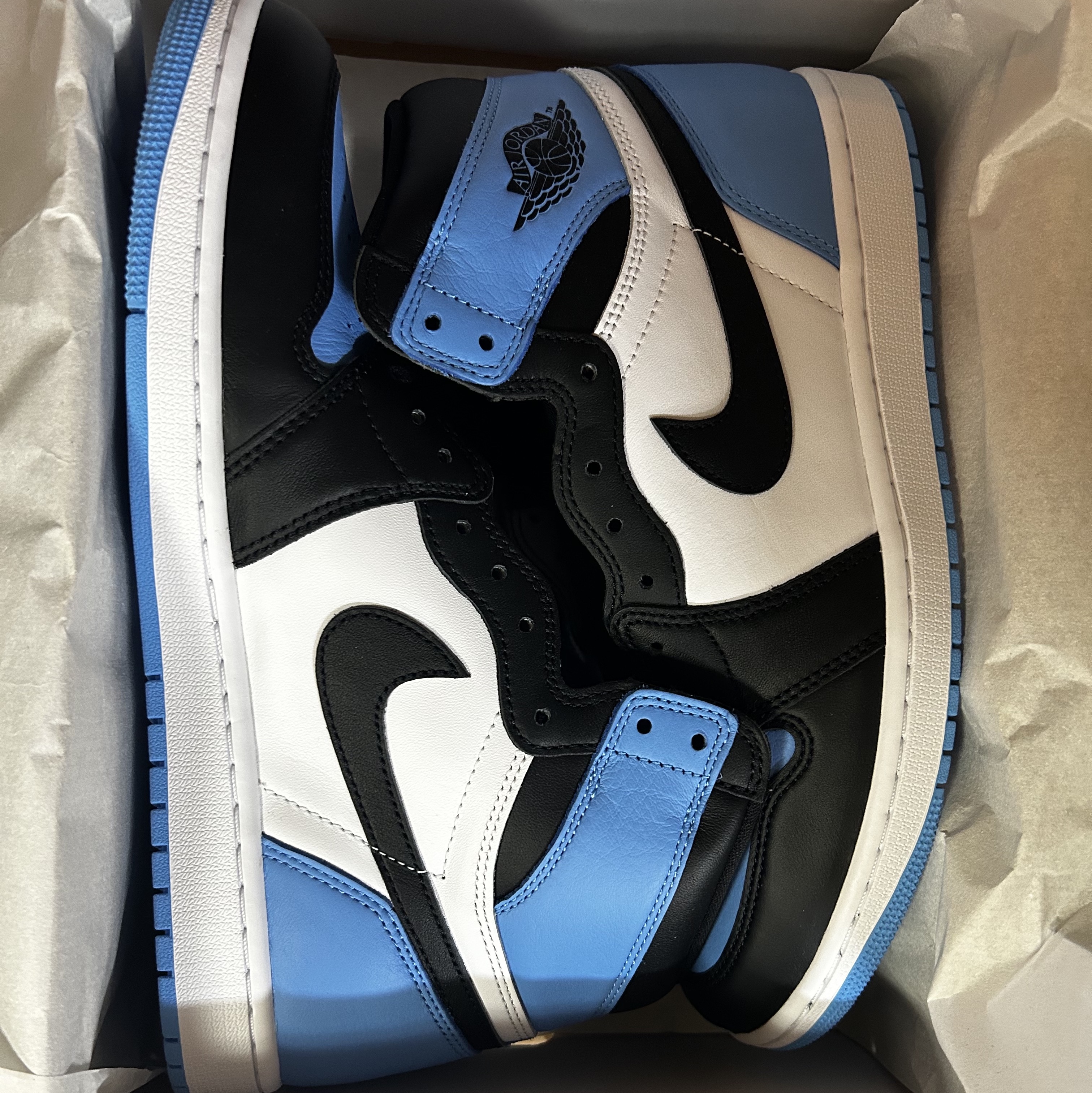 Jordan 1 Retro High OG University Blue 착용 스타일 - 4