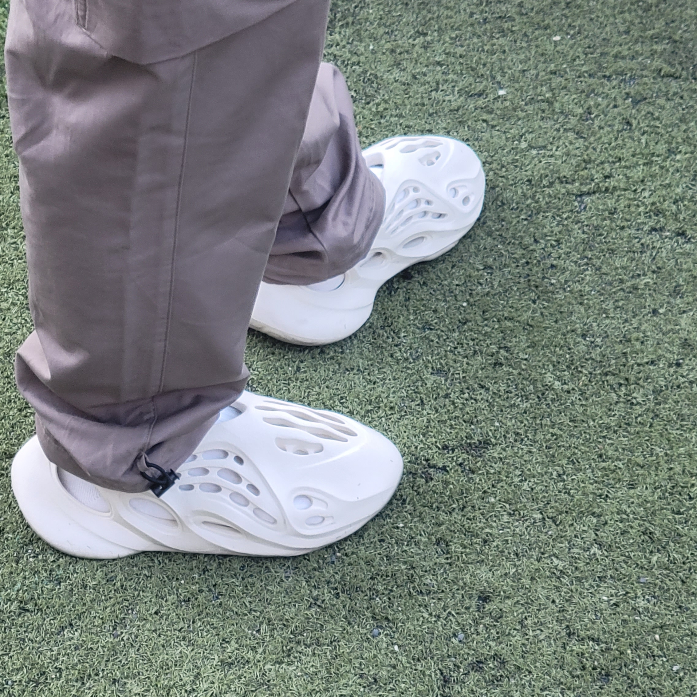 Adidas Yeezy Foam RNNR Ararat 착용 스타일
