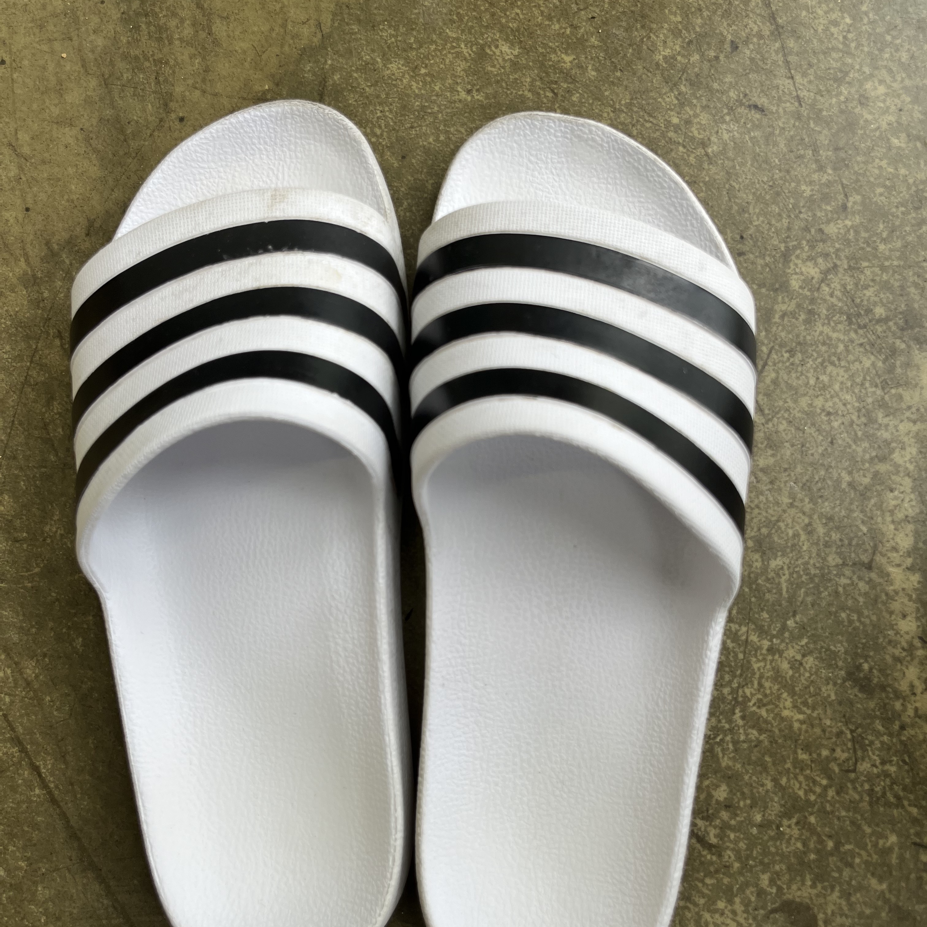Adidas Adilette Aqua Slides Cloud White 착용 스타일