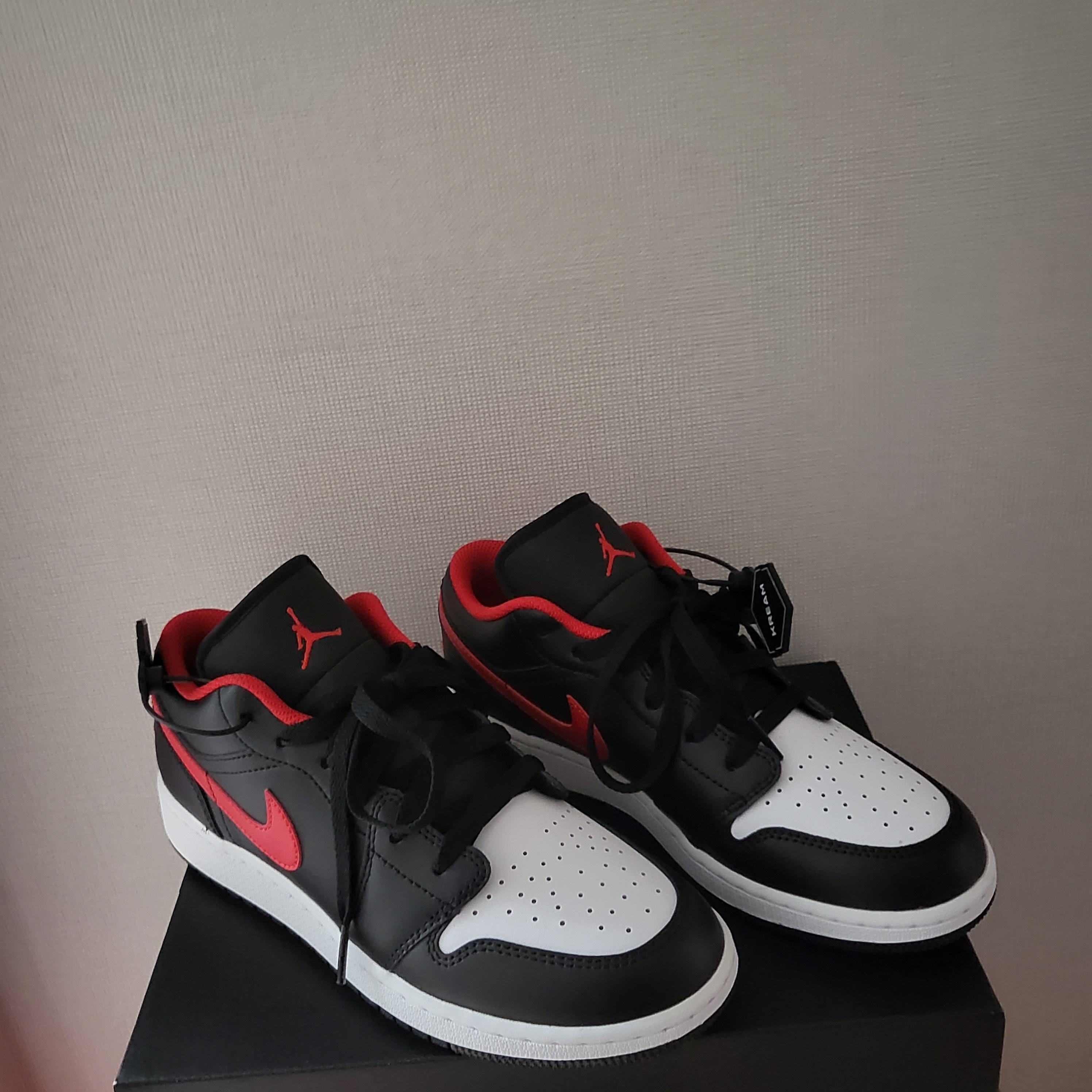 (GS) Jordan 1 Low Black Fire Red 착용 스타일 - 2