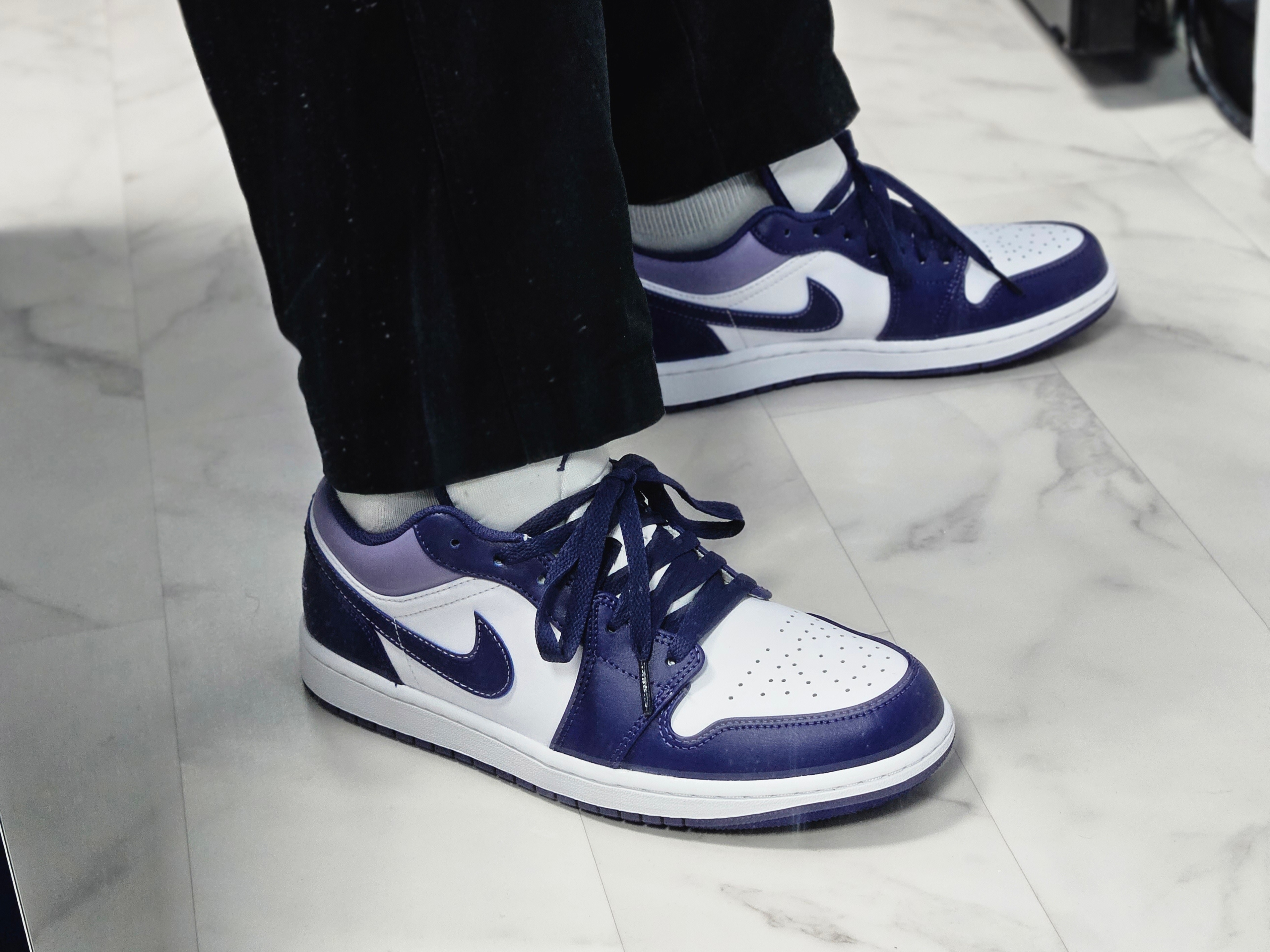 Jordan 1 Low Sky J Purple White 착용 스타일 - 1