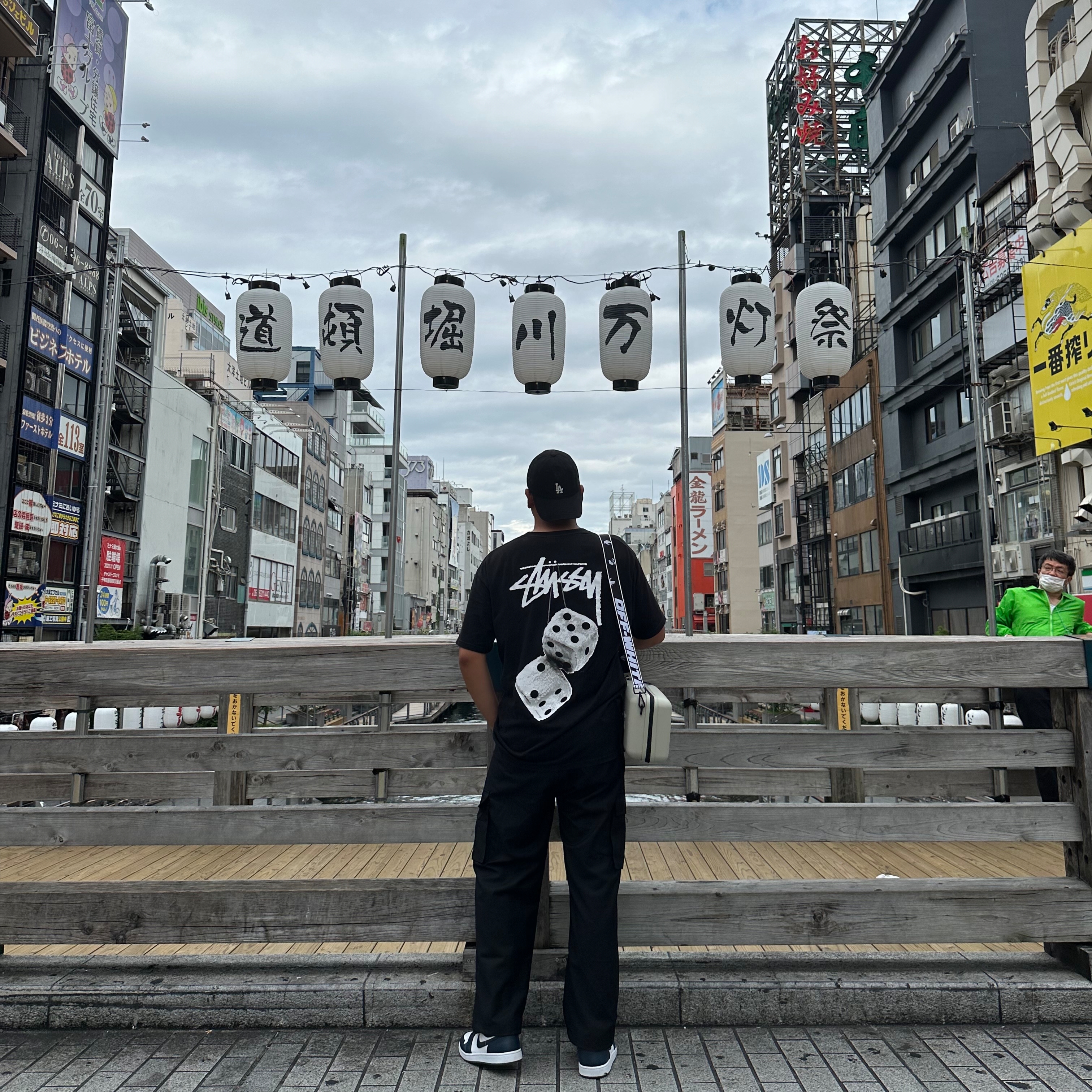 Jordan 1 Mid Dark Teal, Stussy Fuzzy Dice T-Shirt Black 착용 스타일 - 2