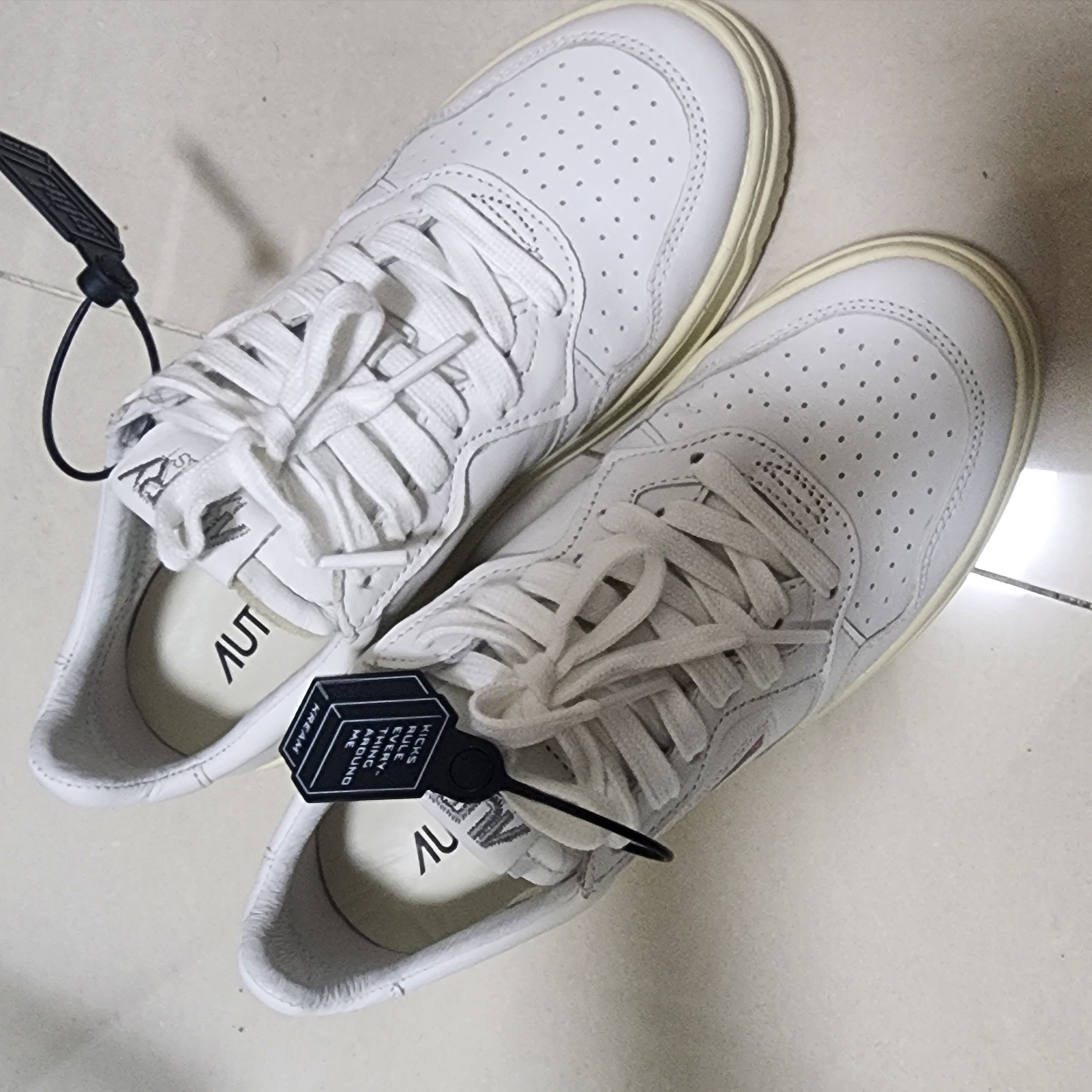 (W) Autry Medalist Low Goatskin Sneakers White 착용 스타일