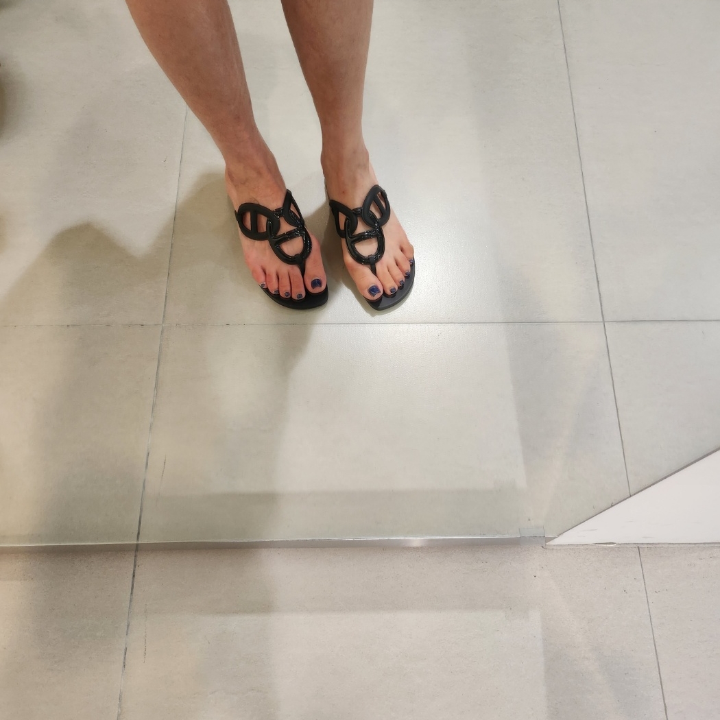 (W) Hermes Egerie Sandal Noir 착용 스타일 - 2