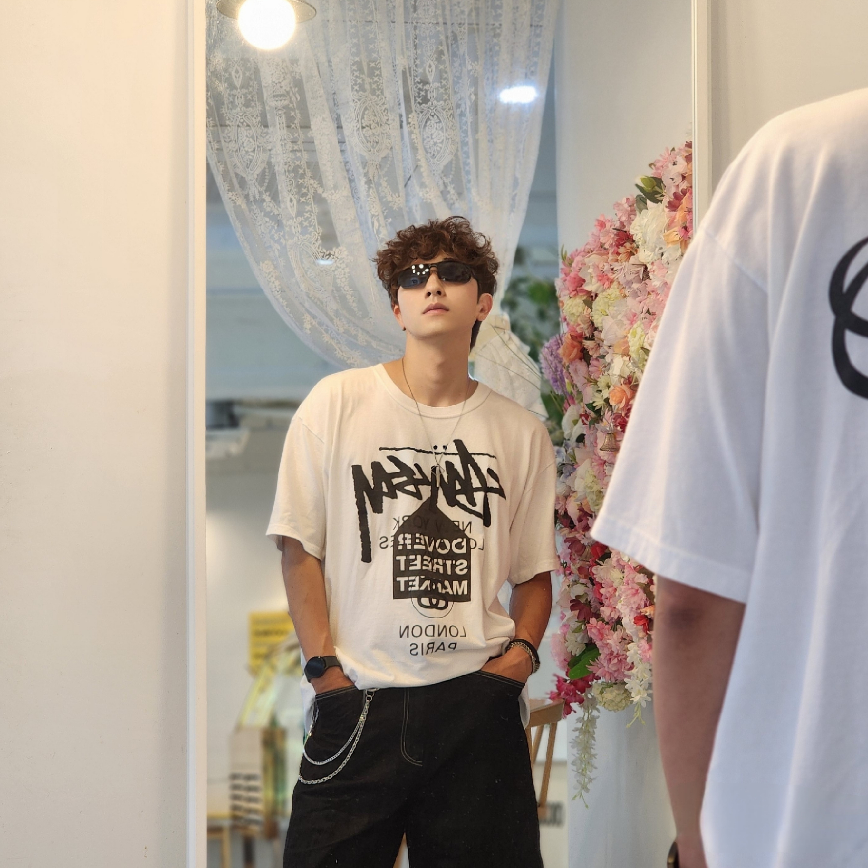 Stussy DSM World Tour T-Shirt White, Crocs x Staple Classic All Terrain Clog Black 착용 스타일 - 1