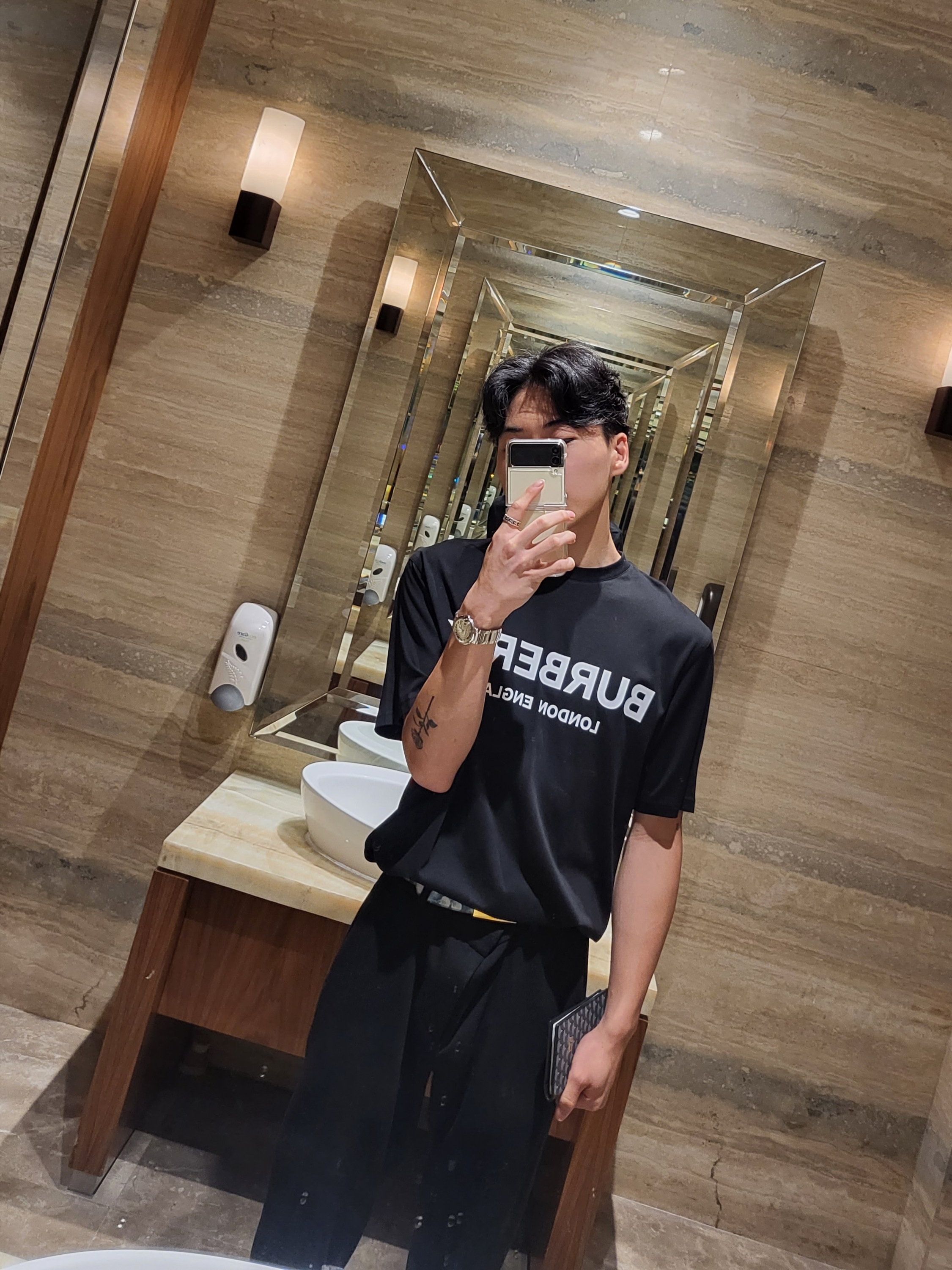 Burberry Logo Print Cotton T-Shirt Black 착용 스타일