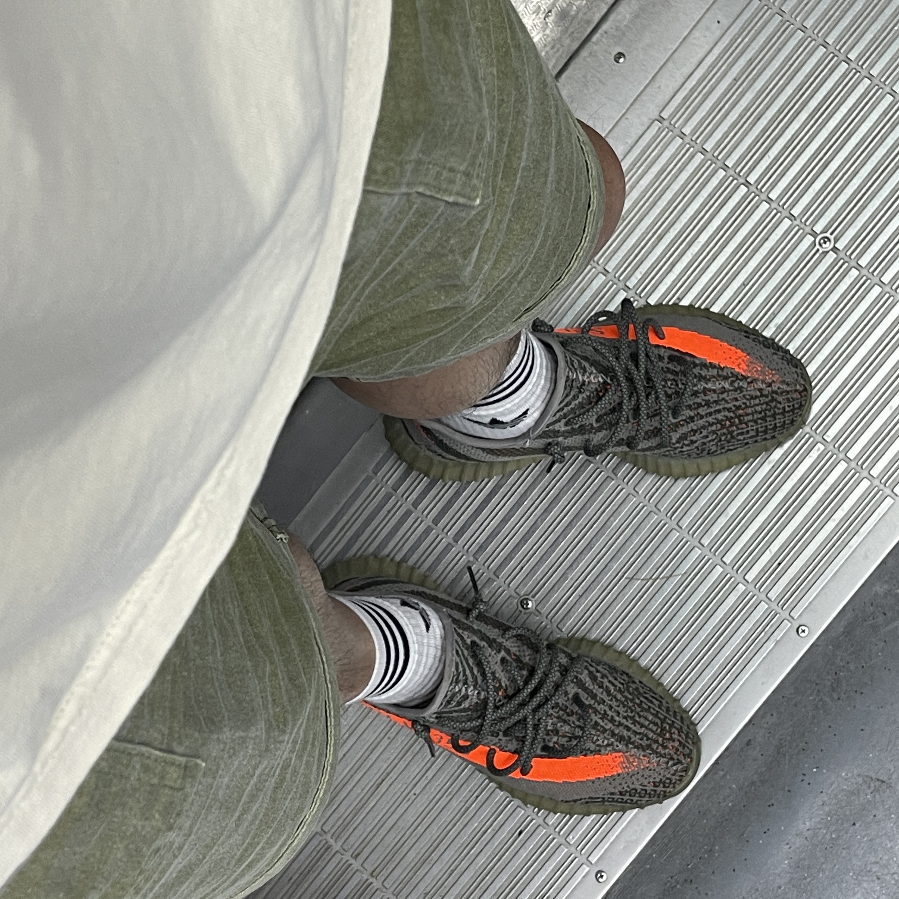 Adidas Yeezy Boost 350 V2 Beluga 착용 스타일