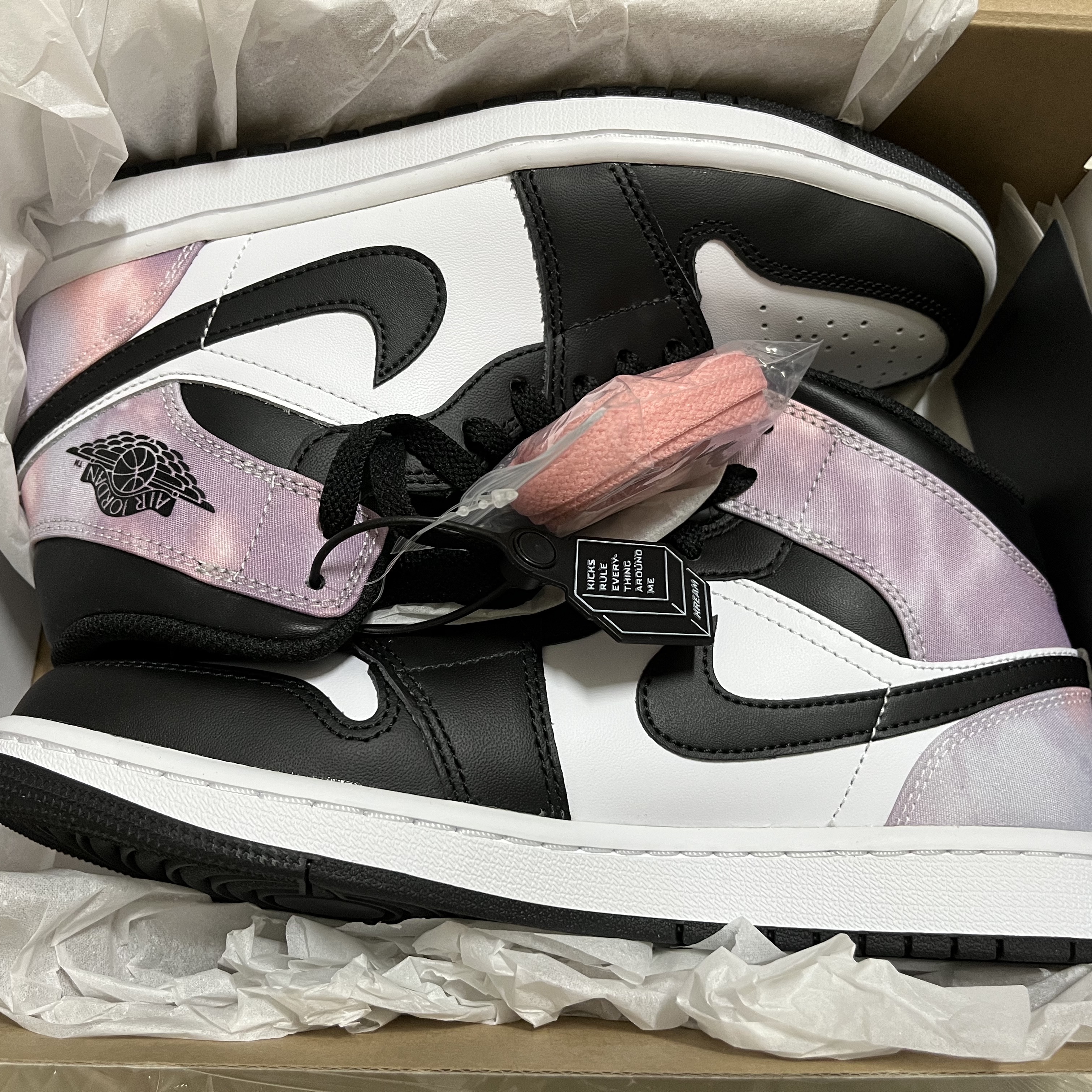 Jordan 1 Mid White Black Tie-Dye 착용 스타일