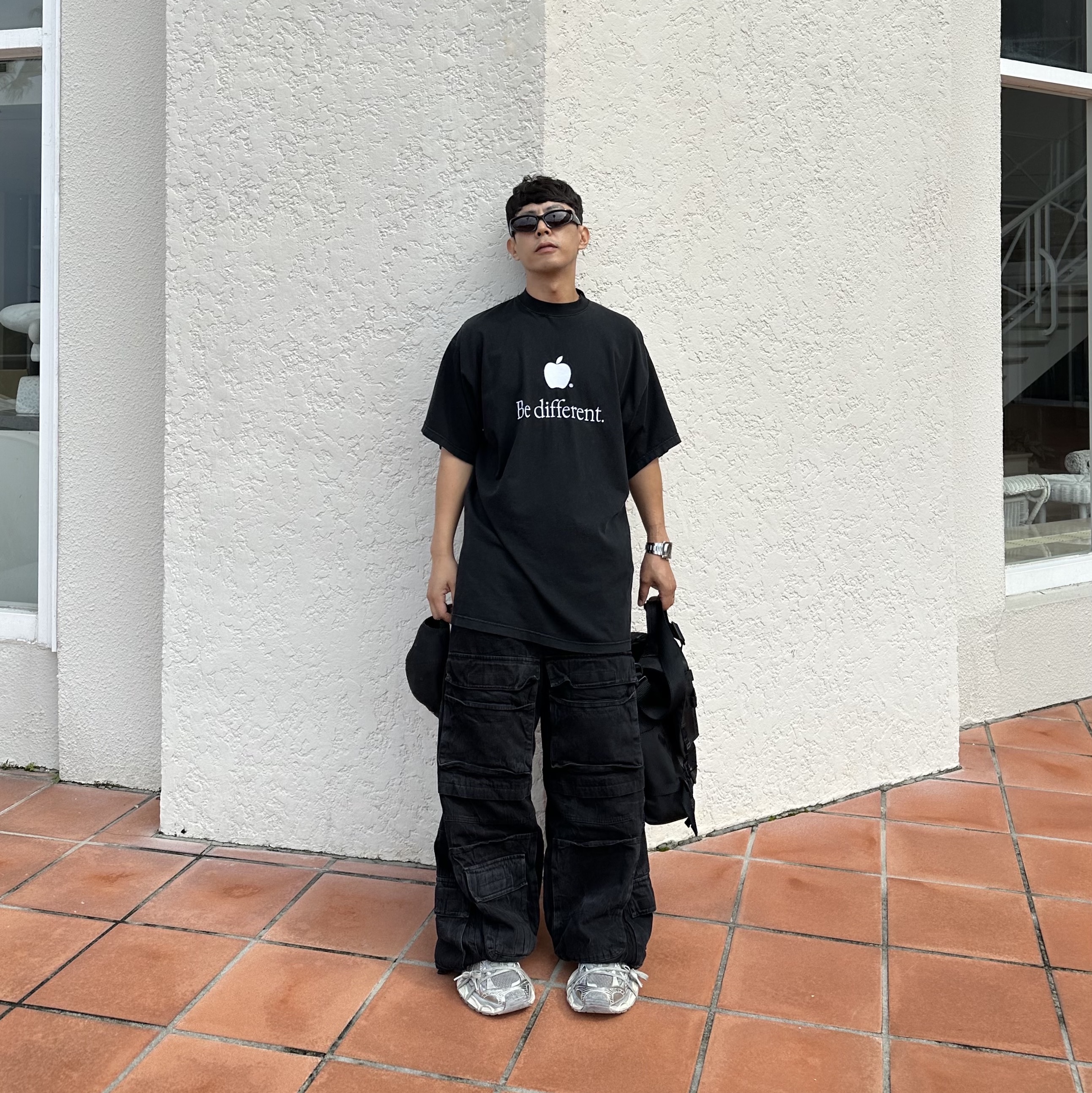 Project G/R Crinkle Denim Cargo Pants Black, Balenciaga Be Different T-Shirt Black 착용 스타일