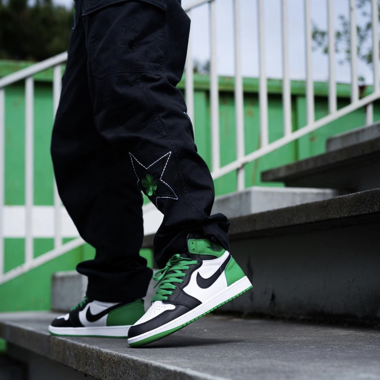 Jordan 1 Retro High OG Black and Lucky Green 착용 스타일 - 3