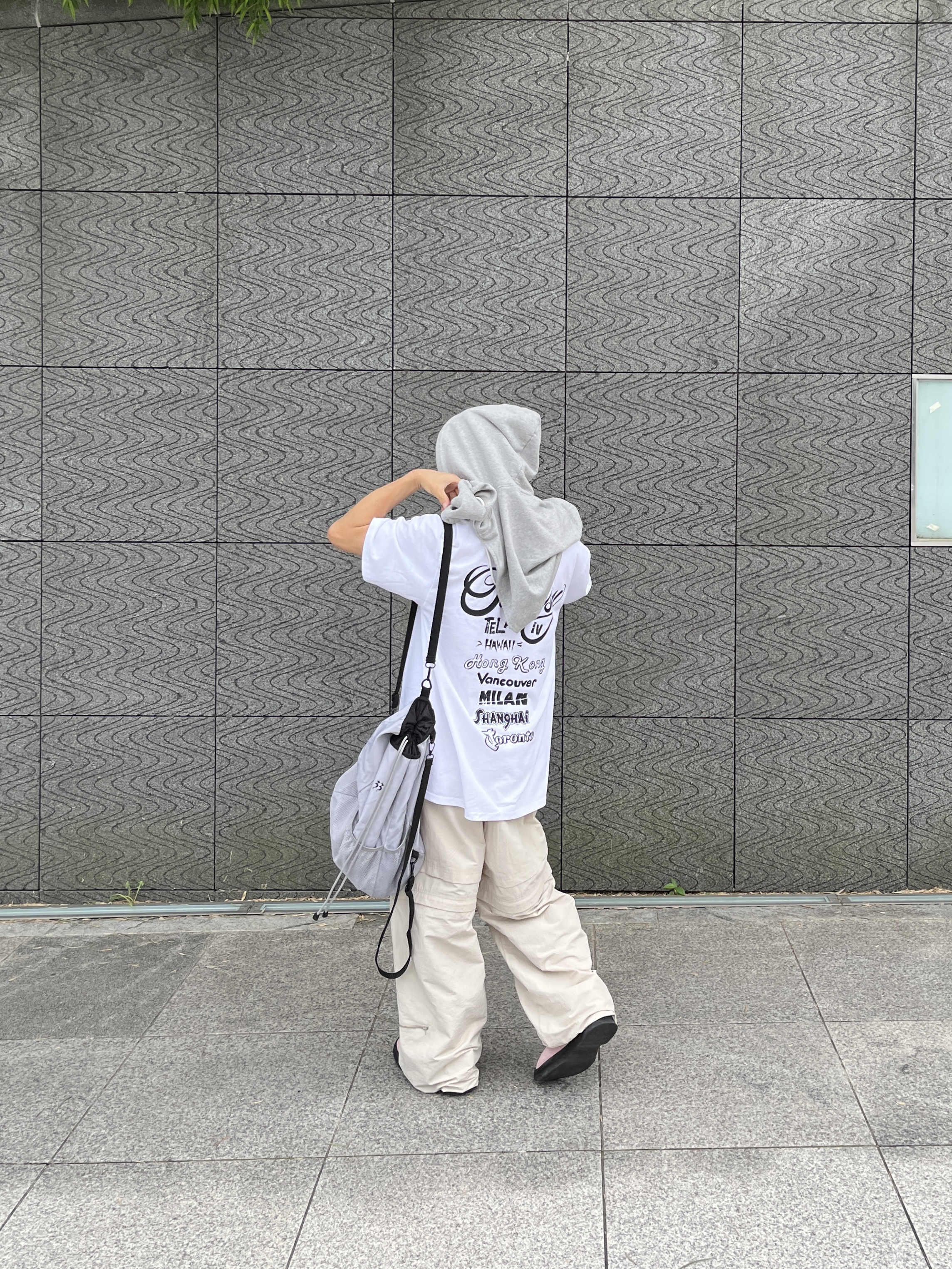 Stussy Tour T-Shirt White, Matin Kim MS129 Sneakers Black 착용 스타일 - 2