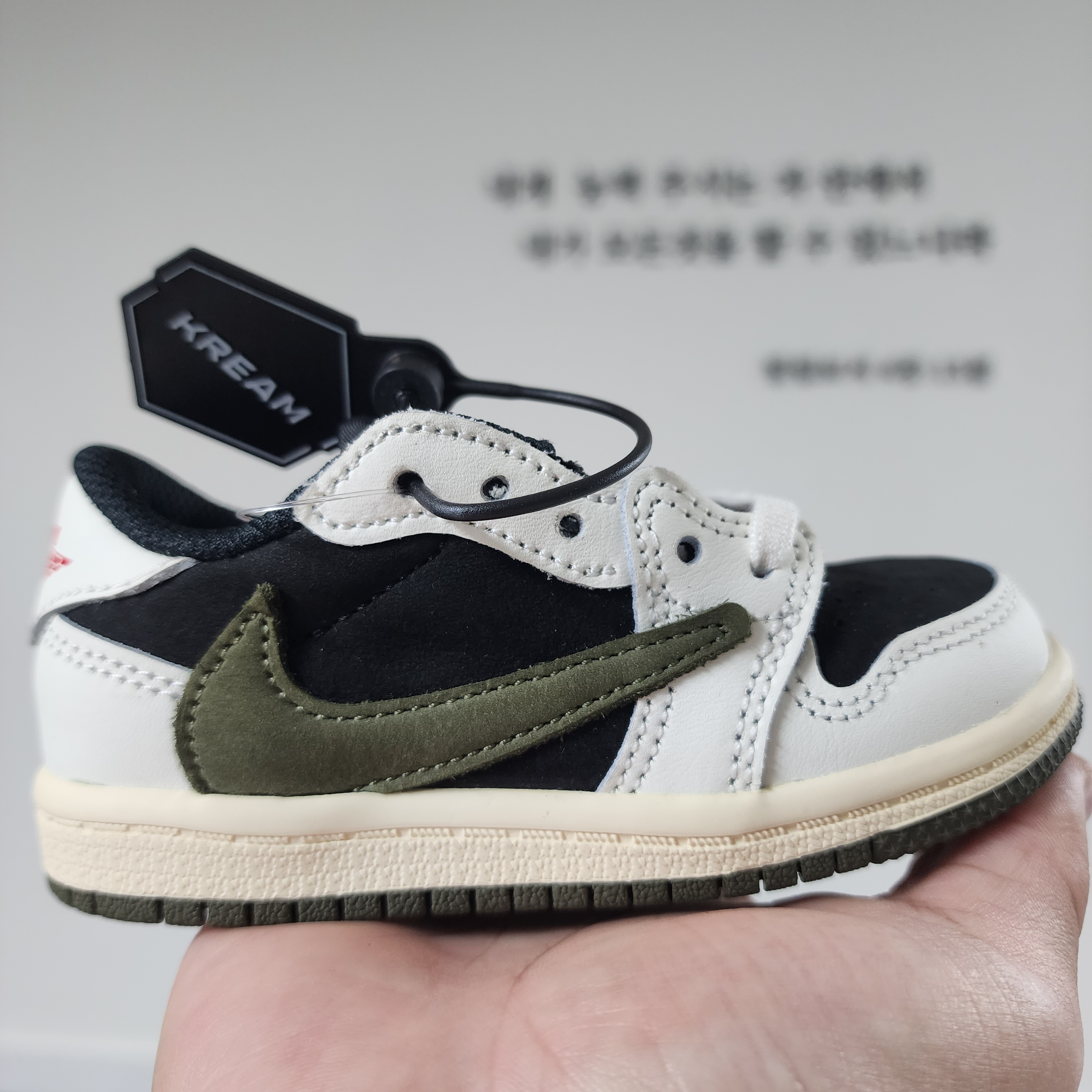 (TD) Jordan 1 x Travis Scott Retro Low OG SP Medium Olive 착용 스타일 - 1