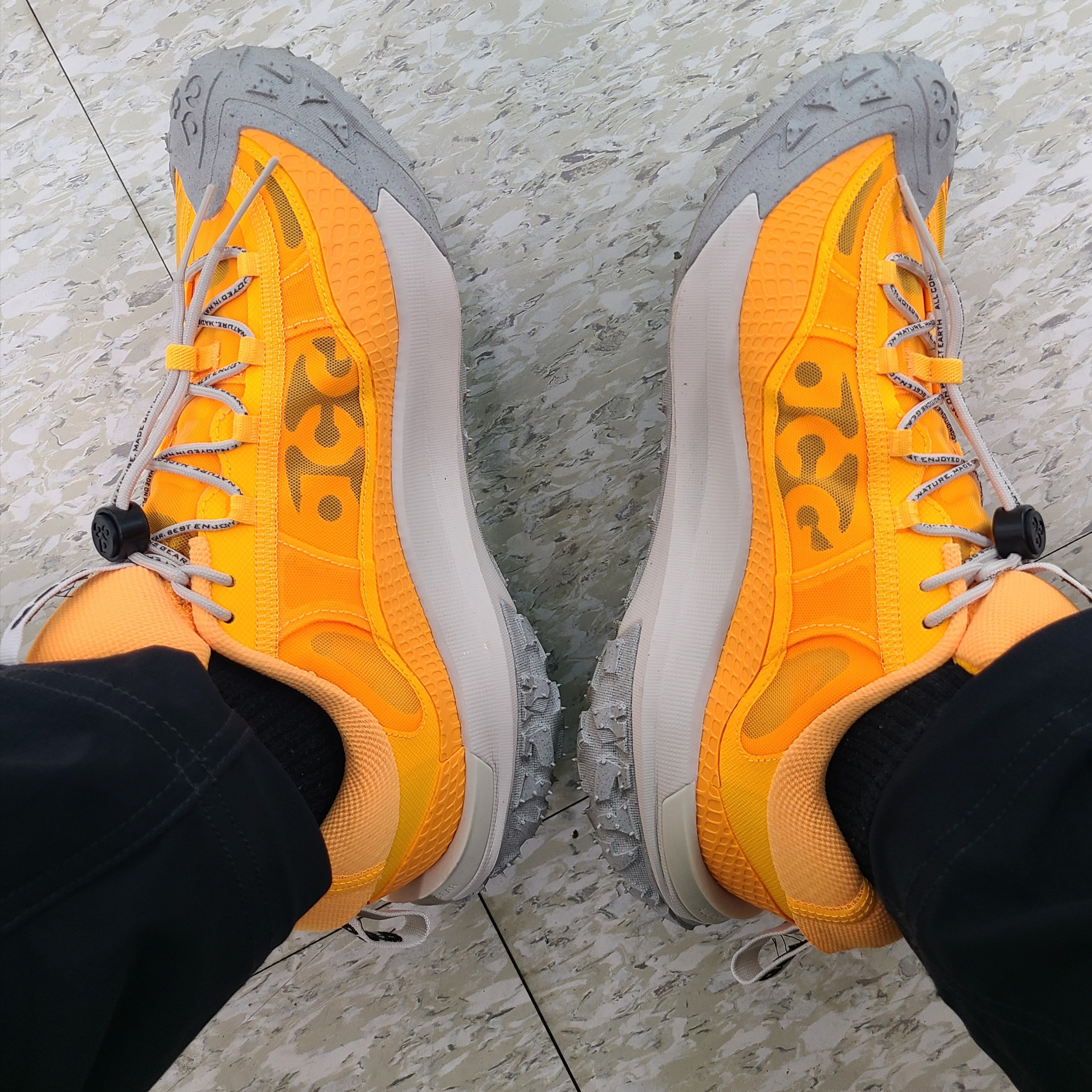 Nike ACG Mountain Fly 2 Low Laser Orange, Nike ACG Smith Summit Cargo Pants Black - Asia 착용 스타일 - 3