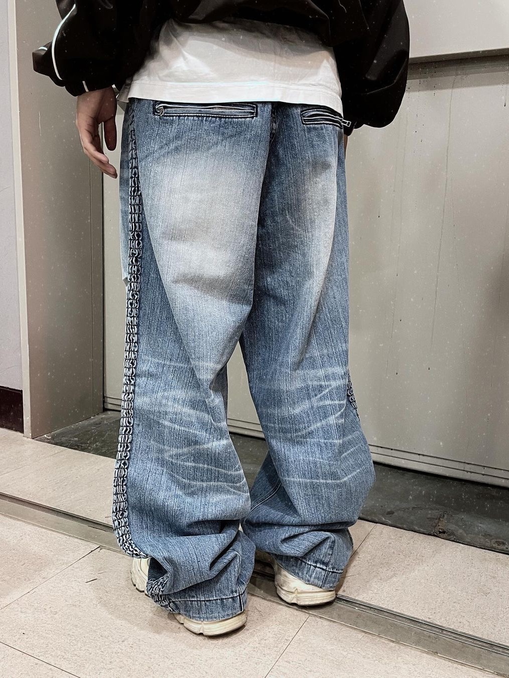 [KREAM 단독] Etce Smocking Baggy Jean Blue 착용 스타일 - 2