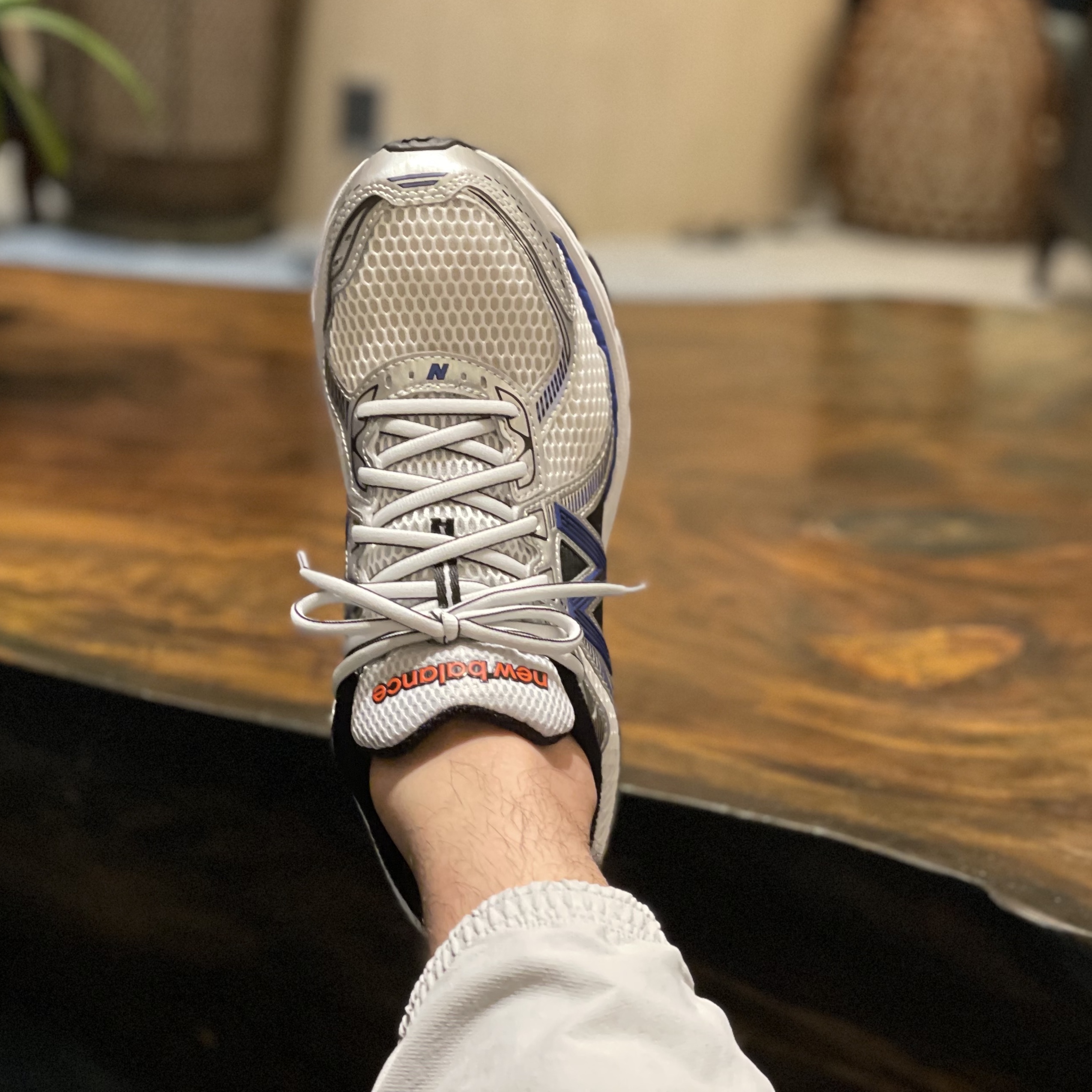 New Balance 860v2 Metallic Silver 착용 스타일